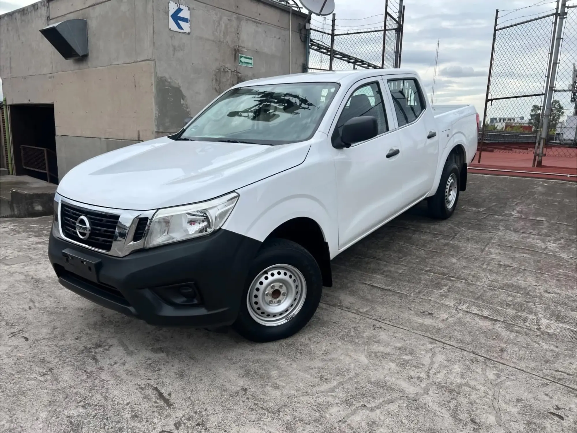 NISSAN NP300 2.4 DOBLE CABINA SE AA PACK MT 2019 1