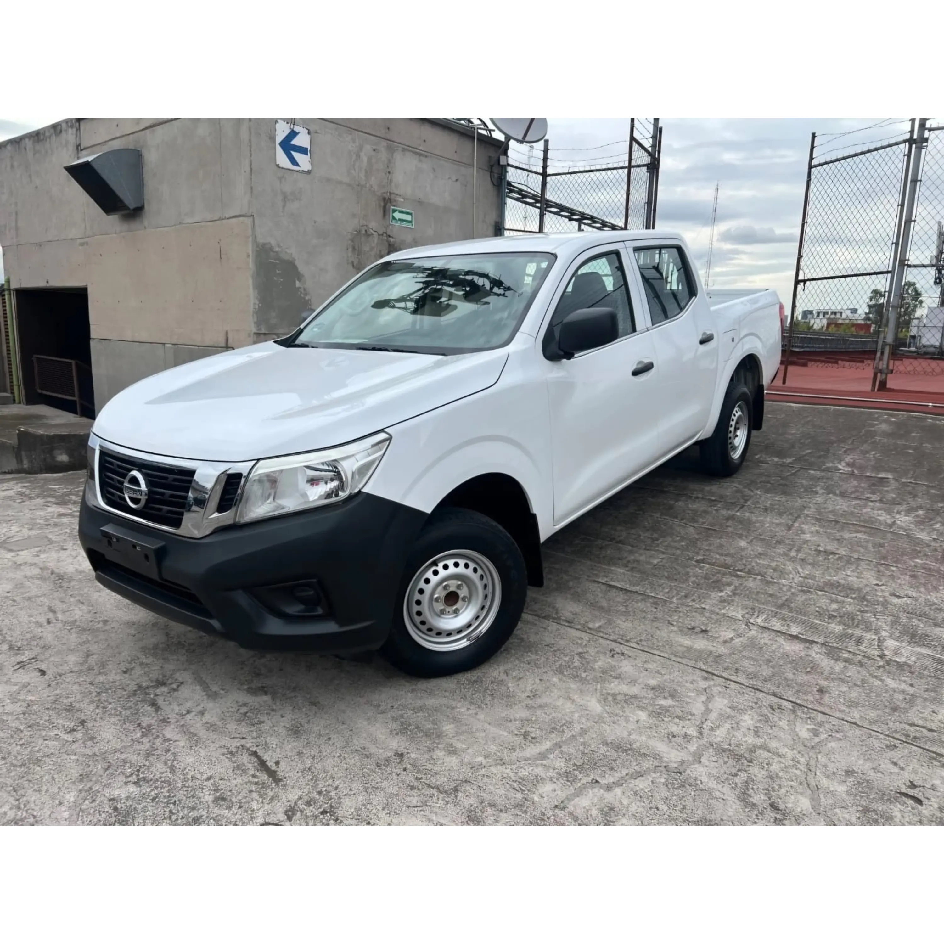 NISSAN NP300 2.4 DOBLE CABINA SE AA PACK MT 2019 1