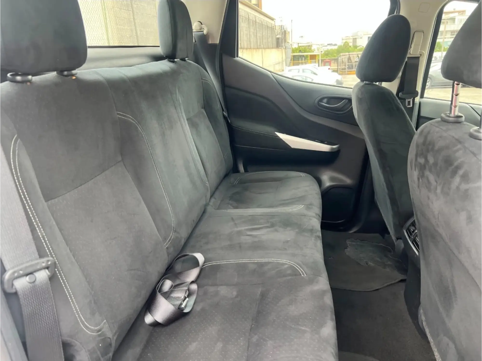 NISSAN NP300 2.4 DOBLE CABINA SE AA PACK MT 2019 9