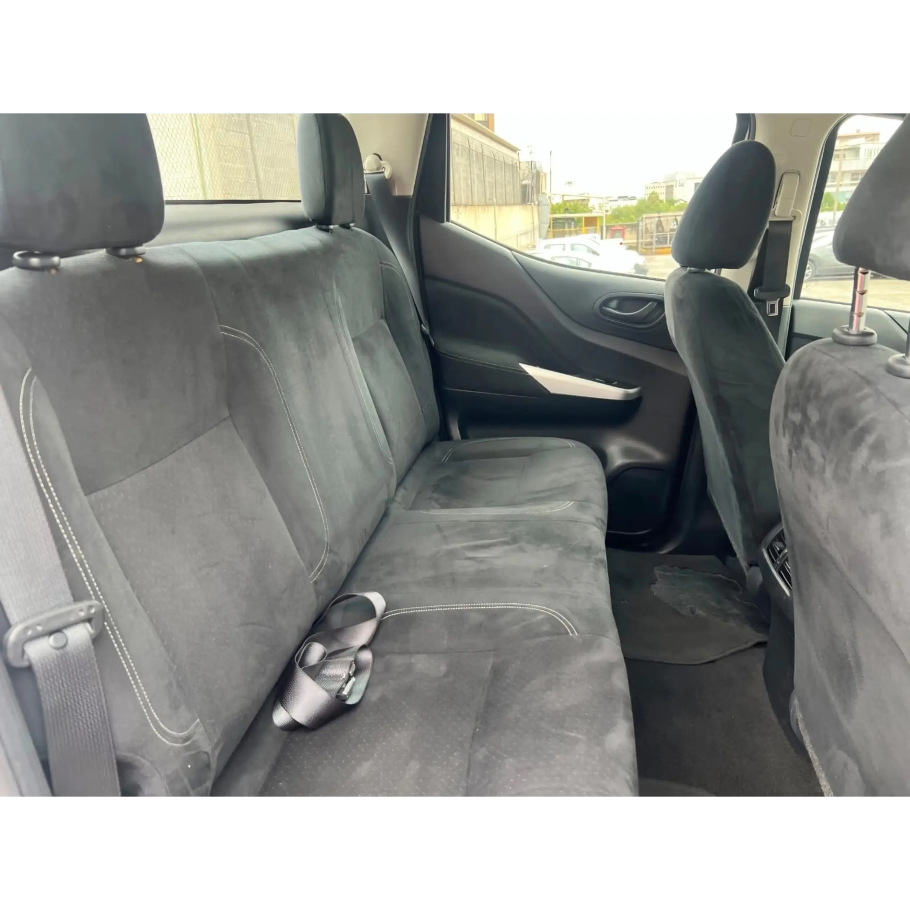 NISSAN NP300 2.4 DOBLE CABINA SE AA PACK MT 2019 9