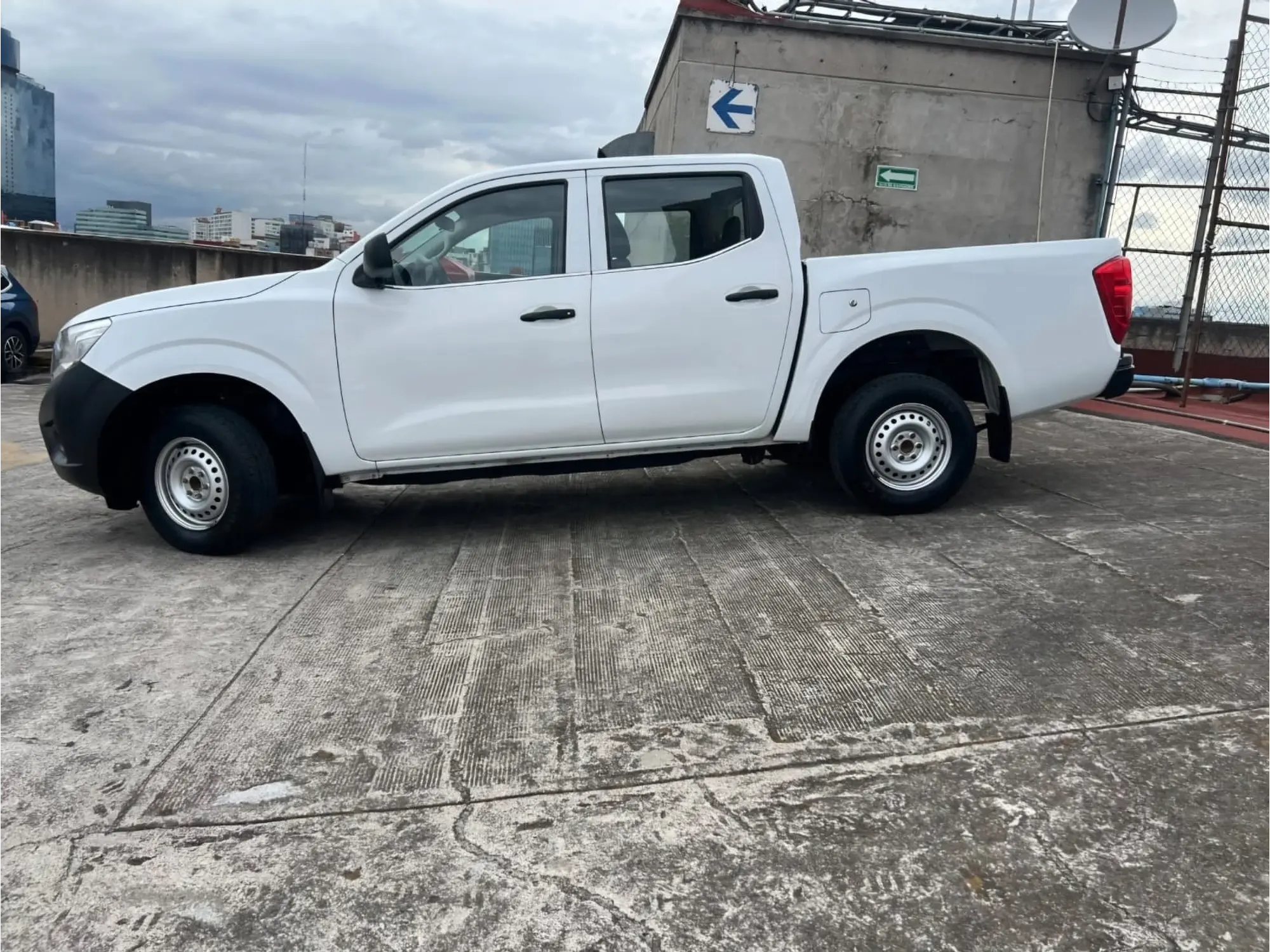 NISSAN NP300 2.4 DOBLE CABINA SE AA PACK MT 2019 6
