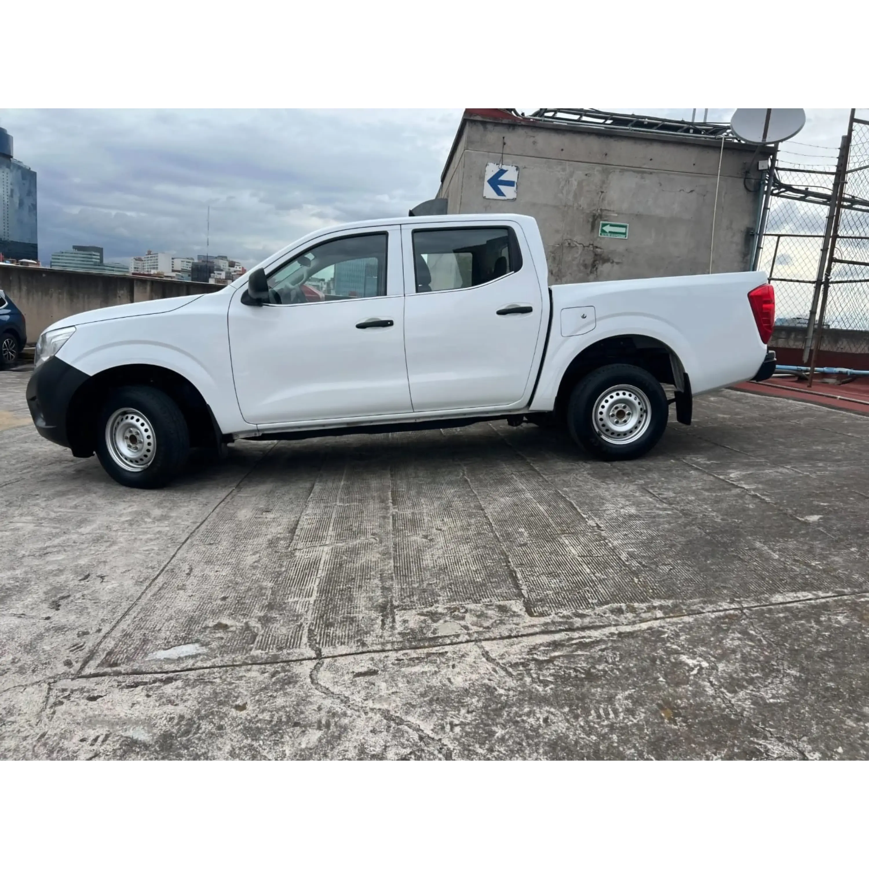 NISSAN NP300 2.4 DOBLE CABINA SE AA PACK MT 2019 6