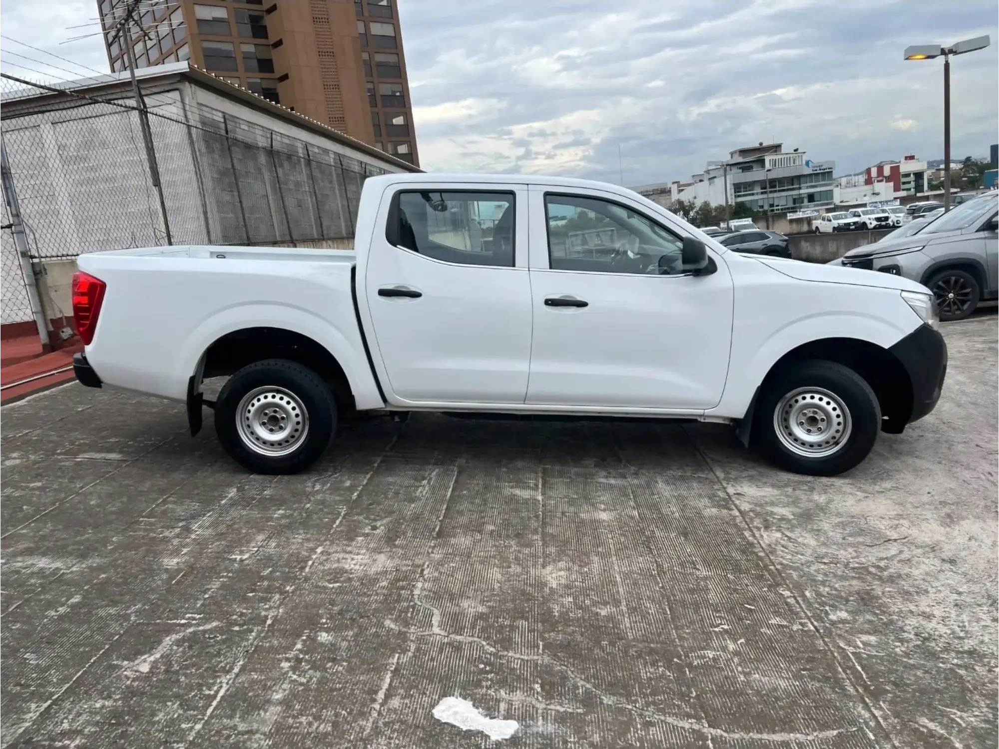 NISSAN NP300 2.4 DOBLE CABINA SE AA PACK MT 2019 4