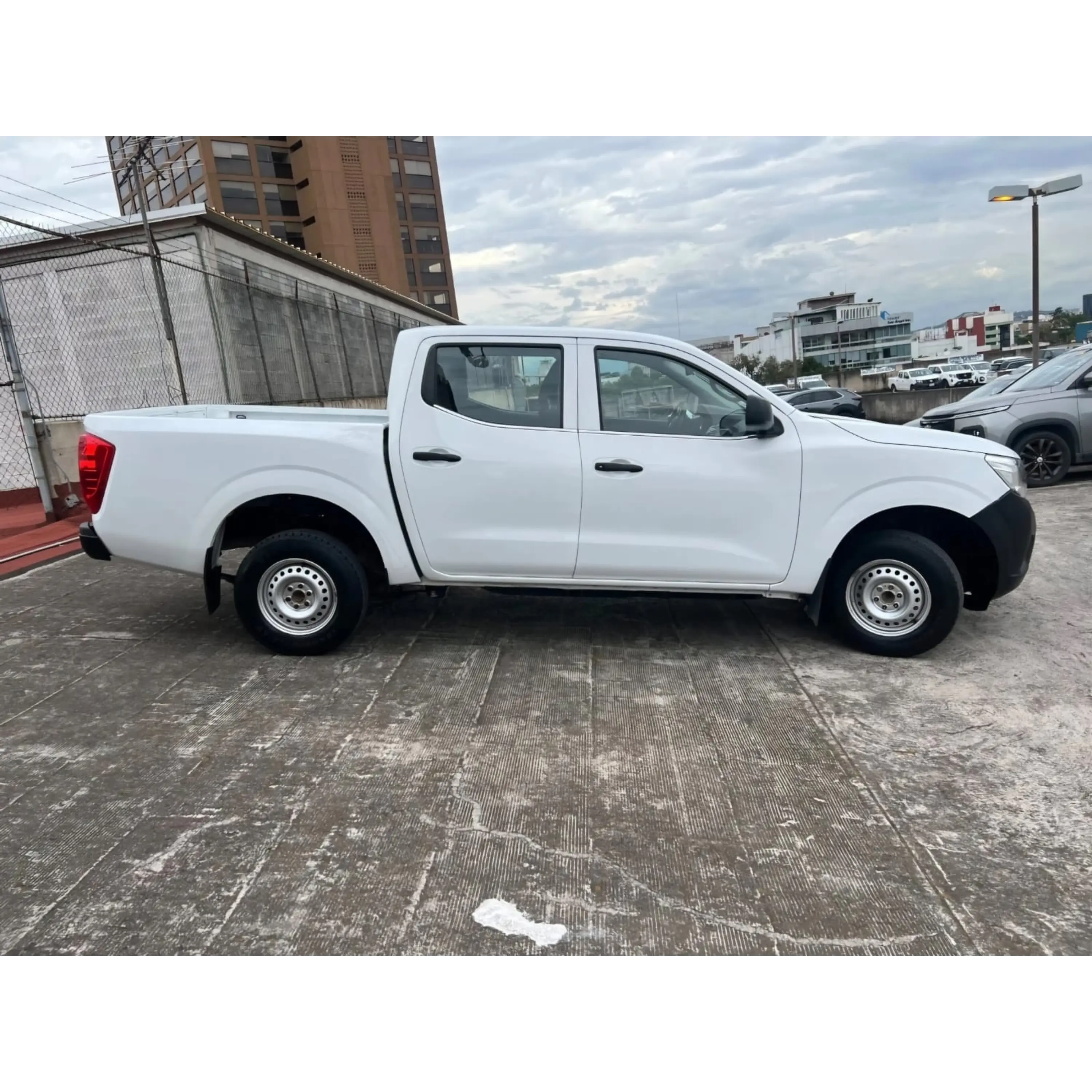 NISSAN NP300 2.4 DOBLE CABINA SE AA PACK MT 2019 4
