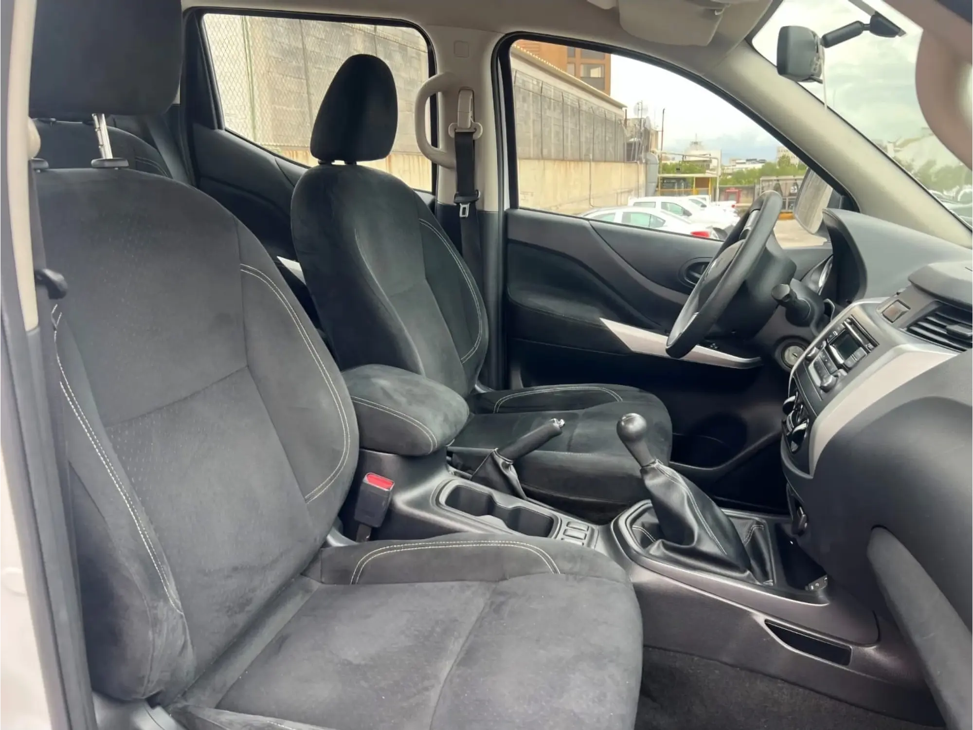 NISSAN NP300 2.4 DOBLE CABINA SE AA PACK MT 2019 8