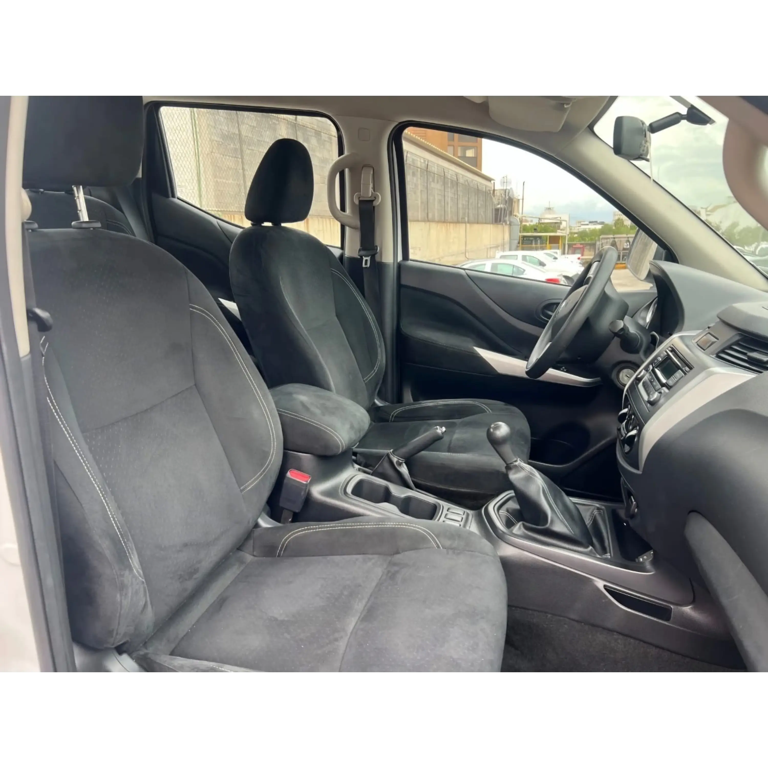 NISSAN NP300 2.4 DOBLE CABINA SE AA PACK MT 2019 8