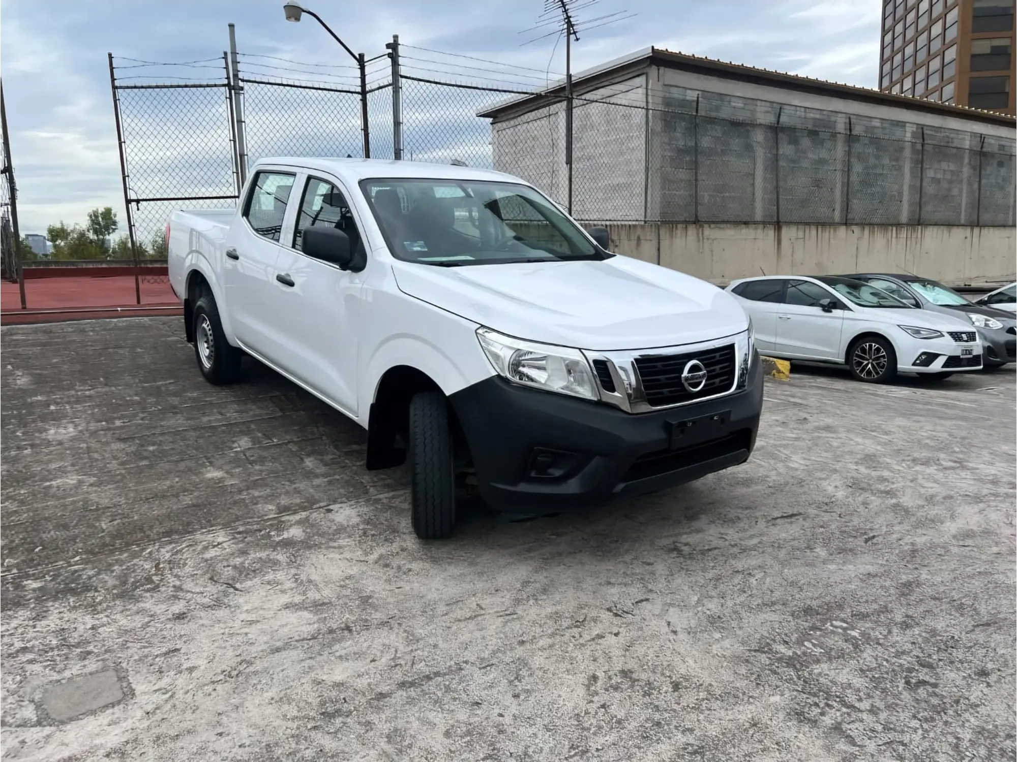 NISSAN NP300 2.4 DOBLE CABINA SE AA PACK MT 2019 3