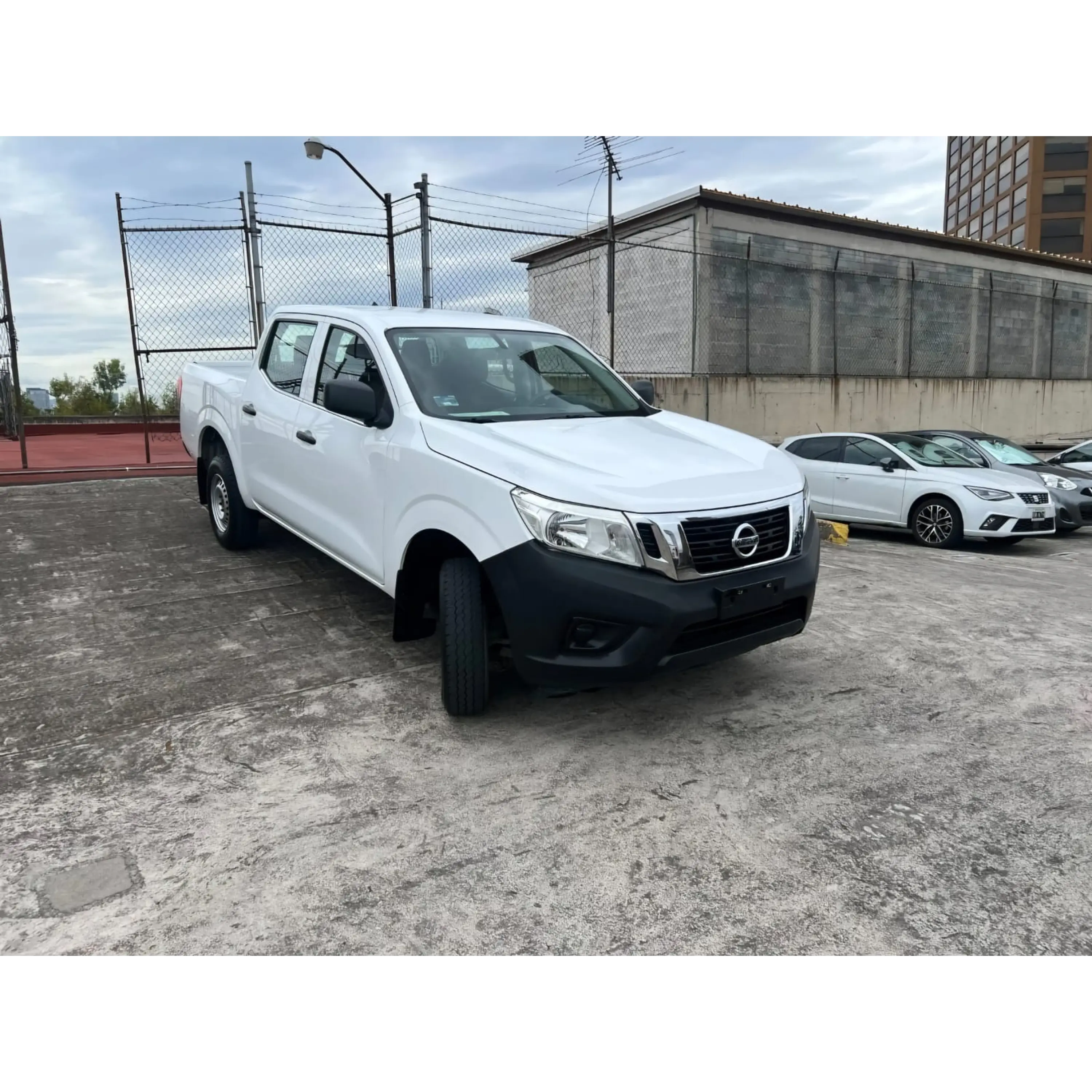 NISSAN NP300 2.4 DOBLE CABINA SE AA PACK MT 2019 3