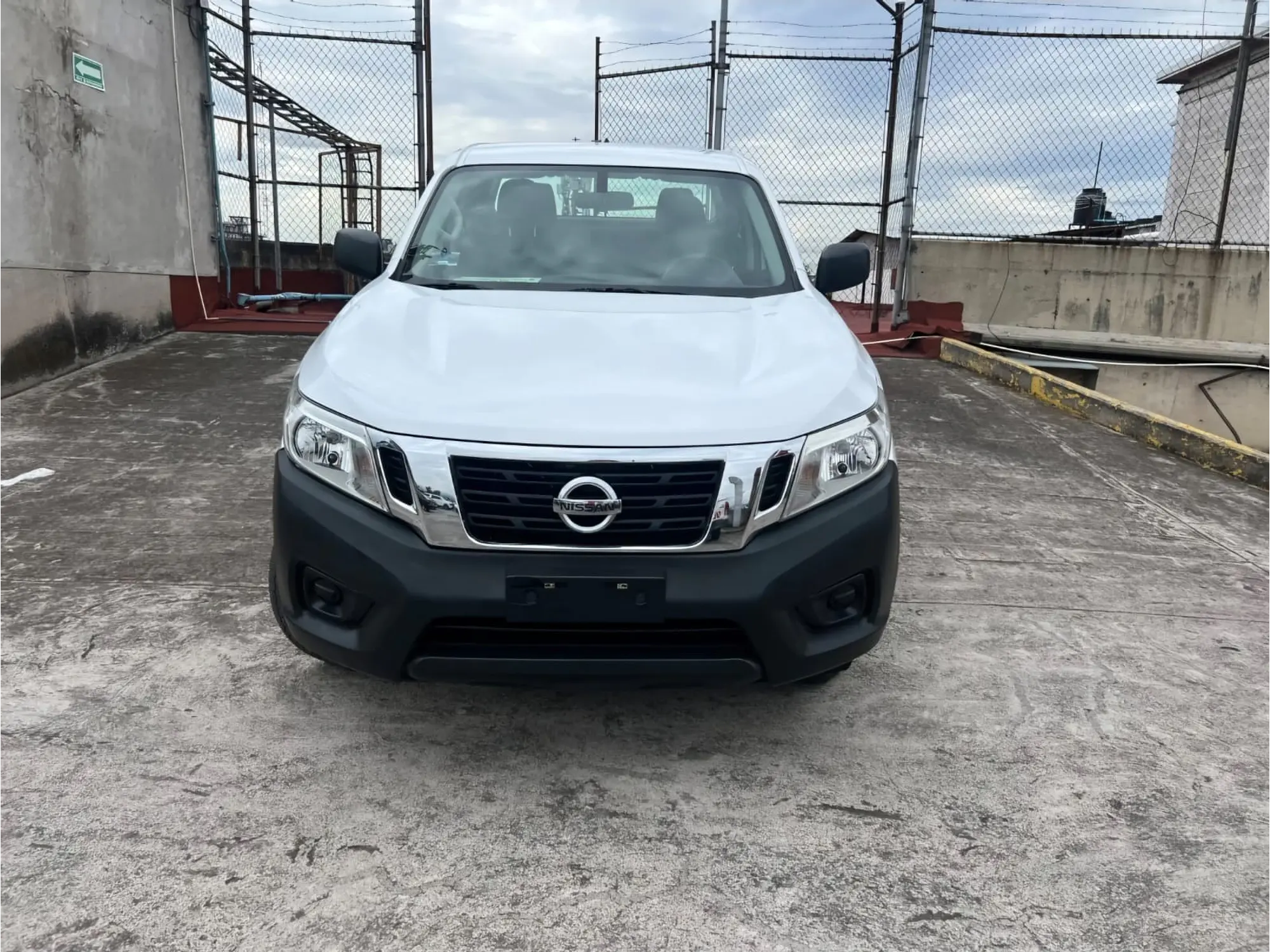 NISSAN NP300 2.4 DOBLE CABINA SE AA PACK MT 2019 2