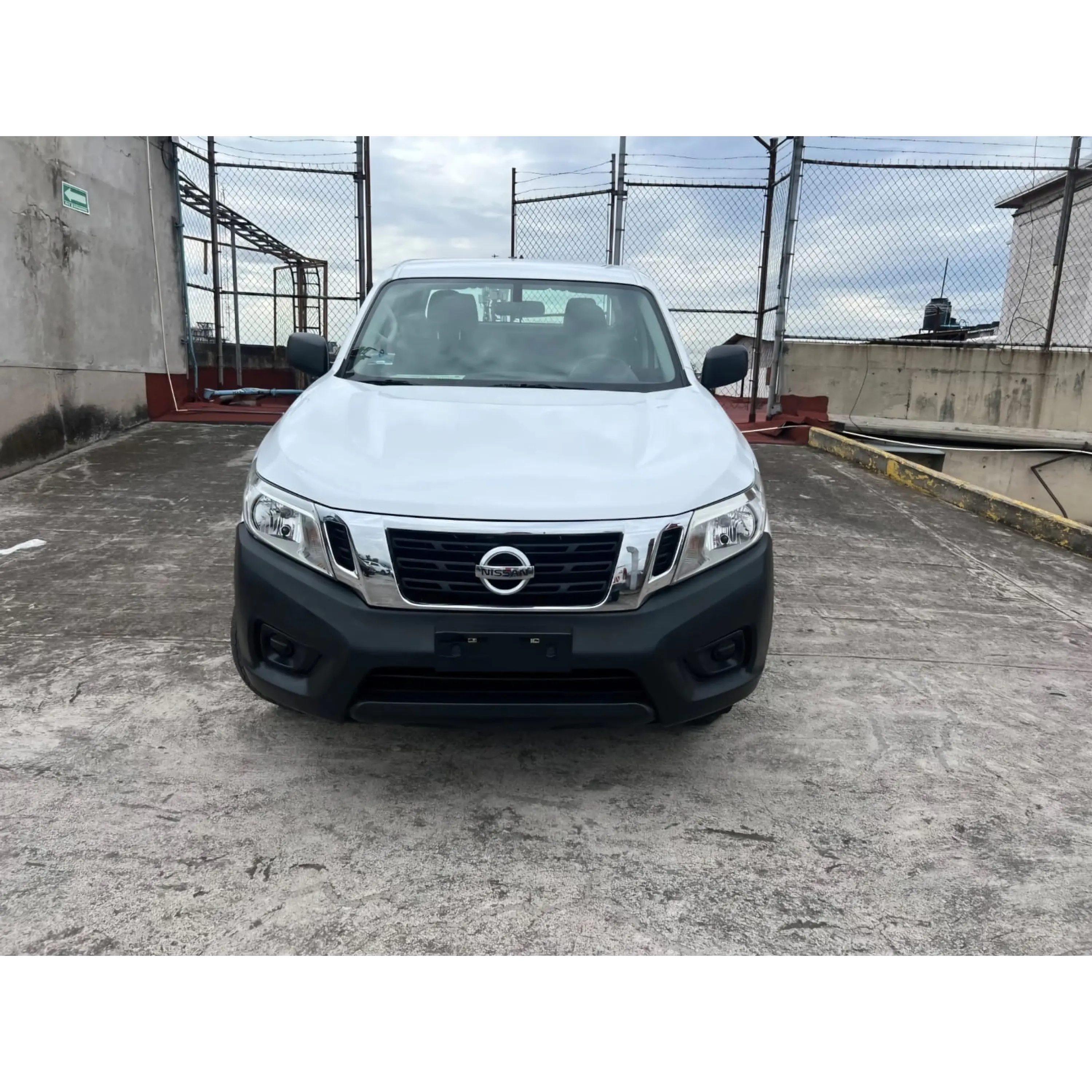NISSAN NP300 2.4 DOBLE CABINA SE AA PACK MT 2019 2