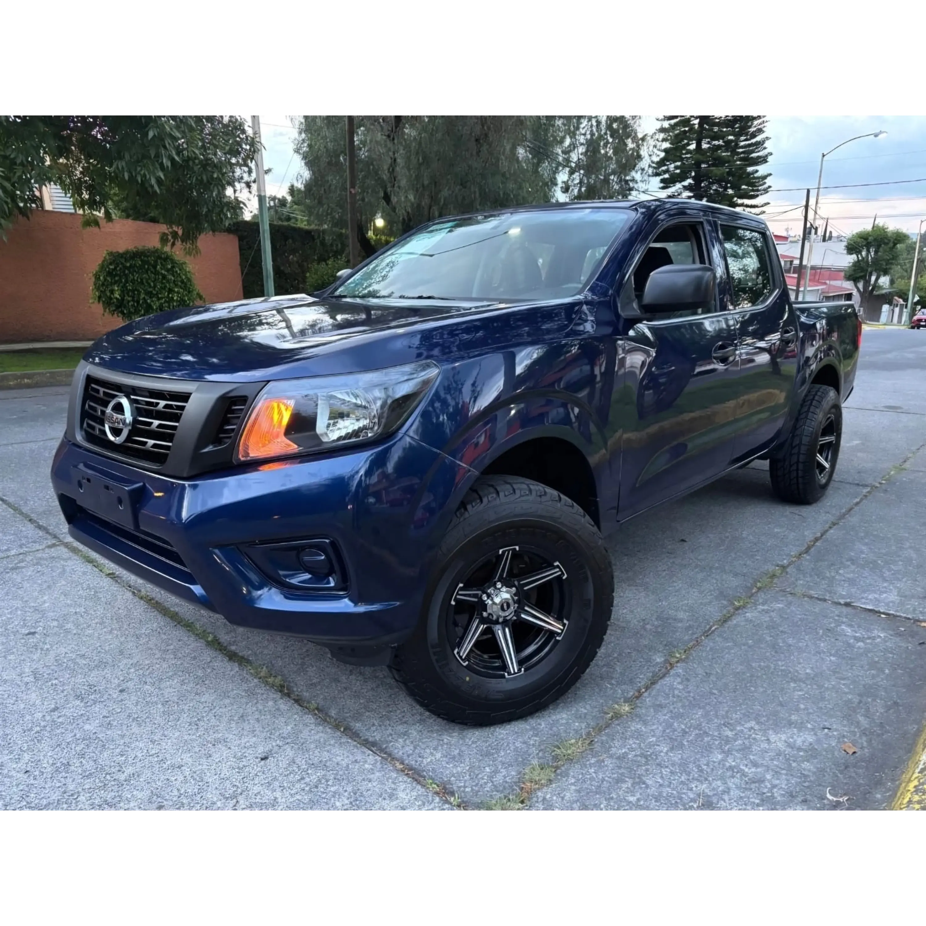 NISSAN NP300 2.5 DOBLE CABINA SE AA PACK SEG MT 2018 1