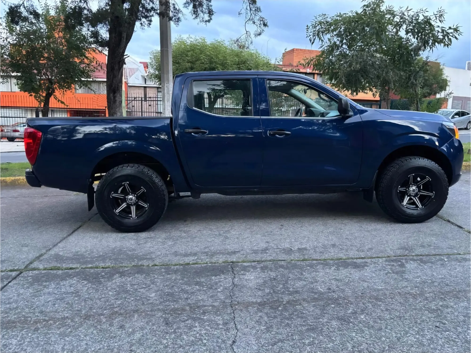 NISSAN NP300 2.5 DOBLE CABINA SE AA PACK SEG MT 2018 4