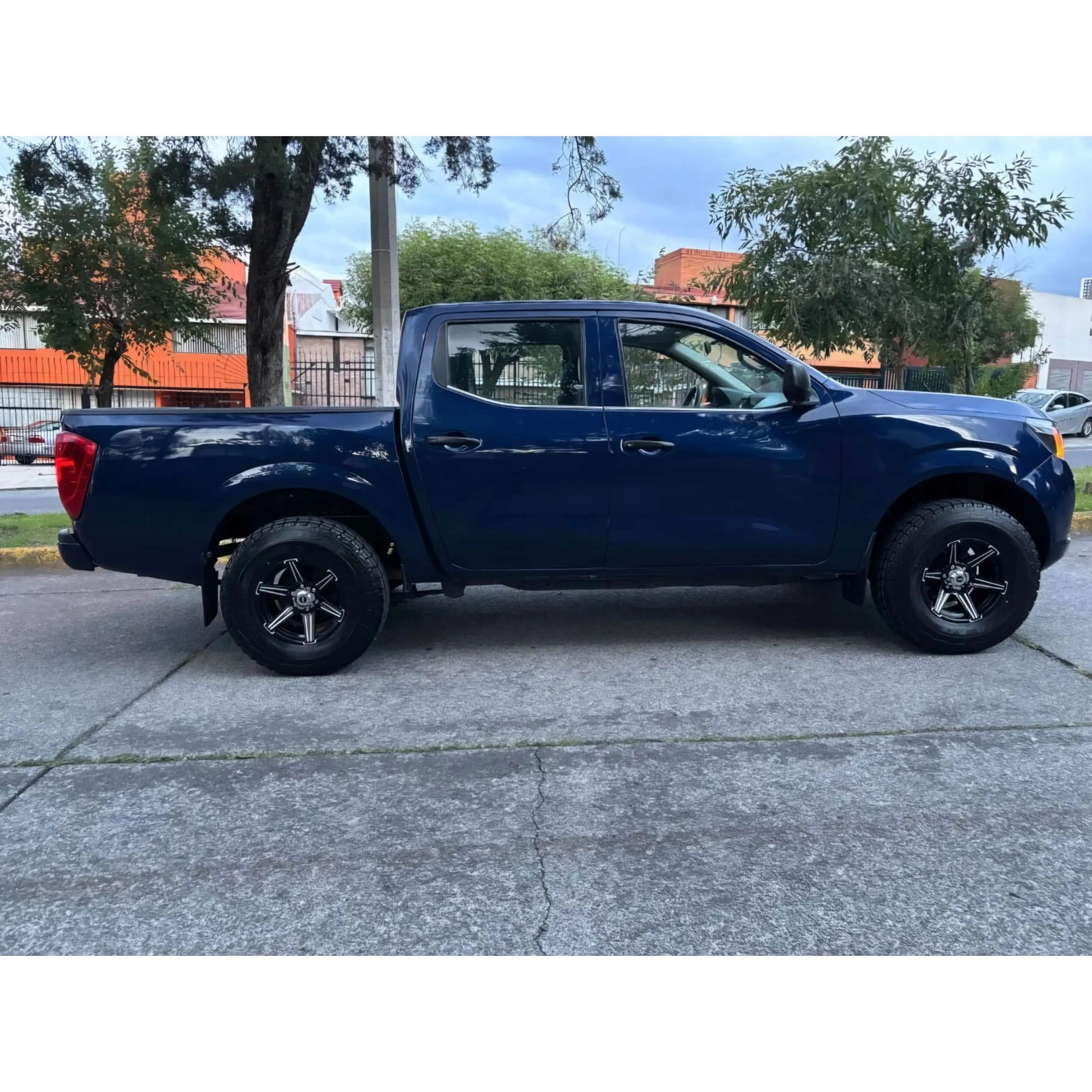 NISSAN NP300 2.5 DOBLE CABINA SE AA PACK SEG MT 2018 4
