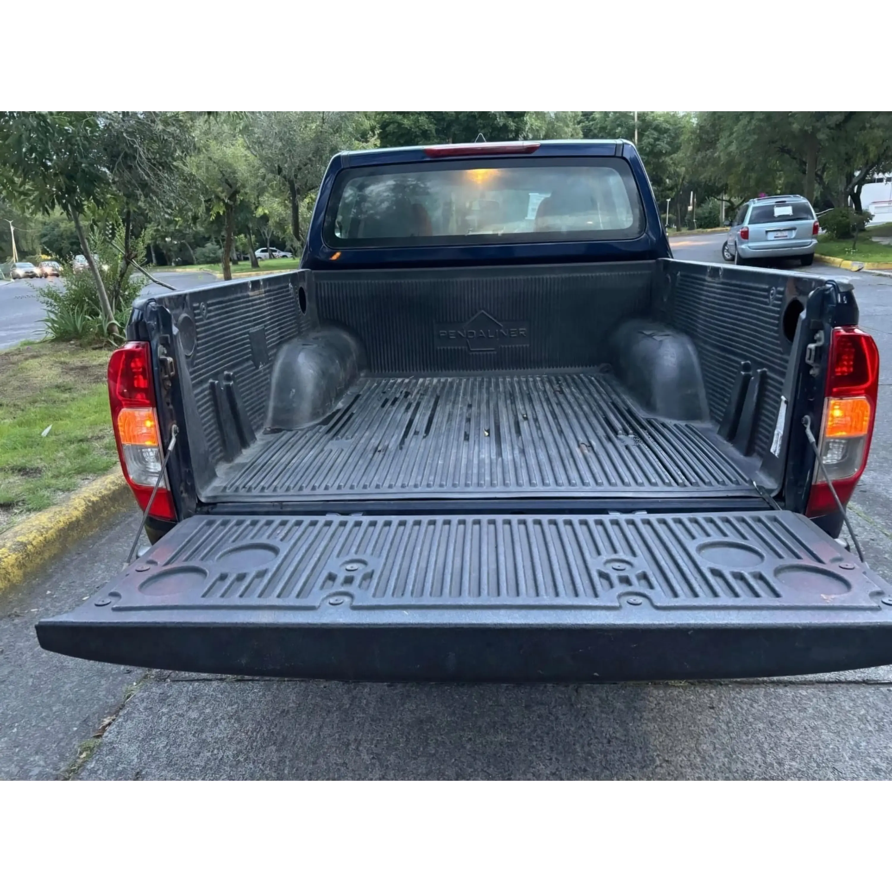 NISSAN NP300 2.5 DOBLE CABINA SE AA PACK SEG MT 2018 6