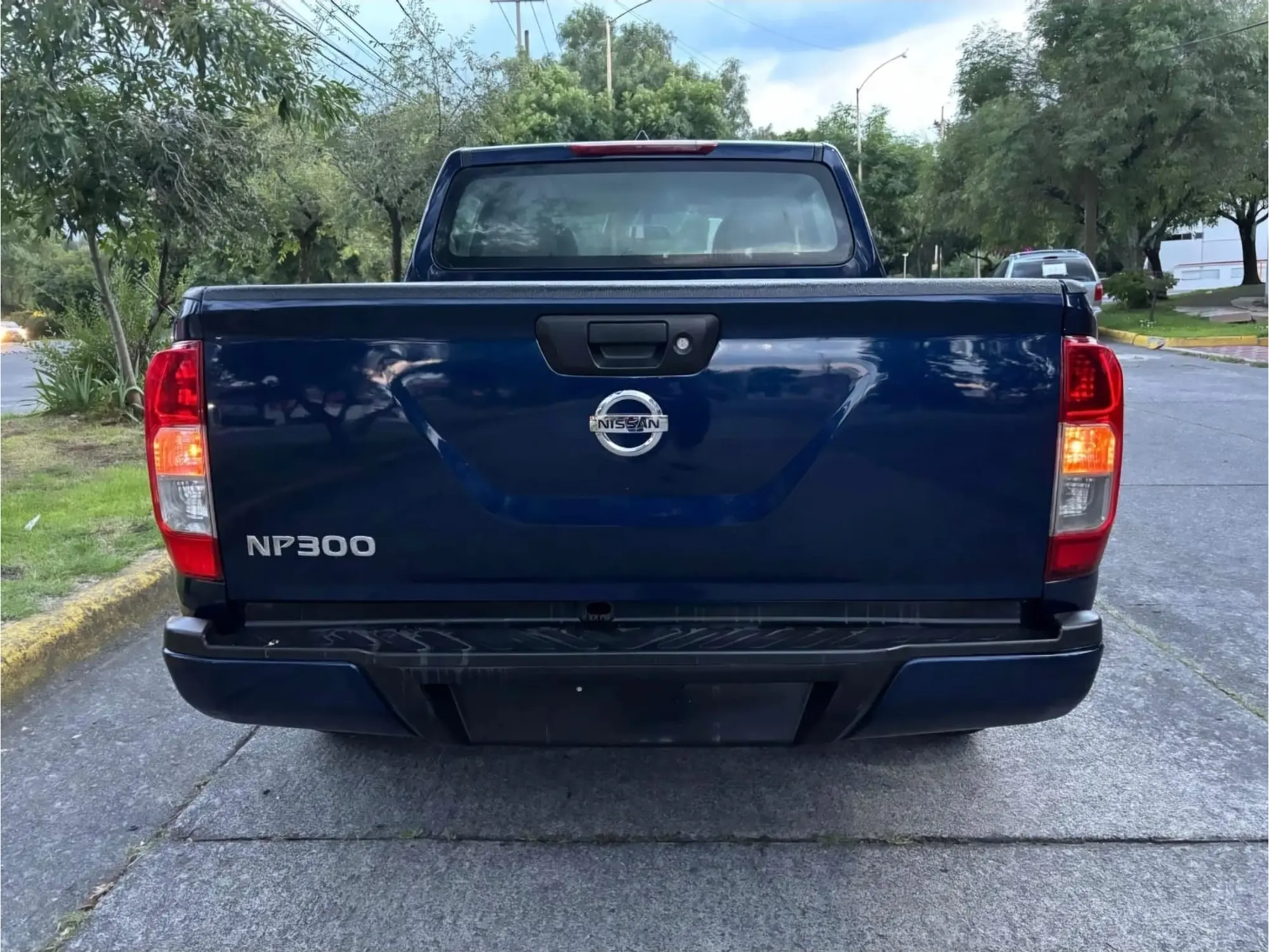 NISSAN NP300 2.5 DOBLE CABINA SE AA PACK SEG MT 2018 5