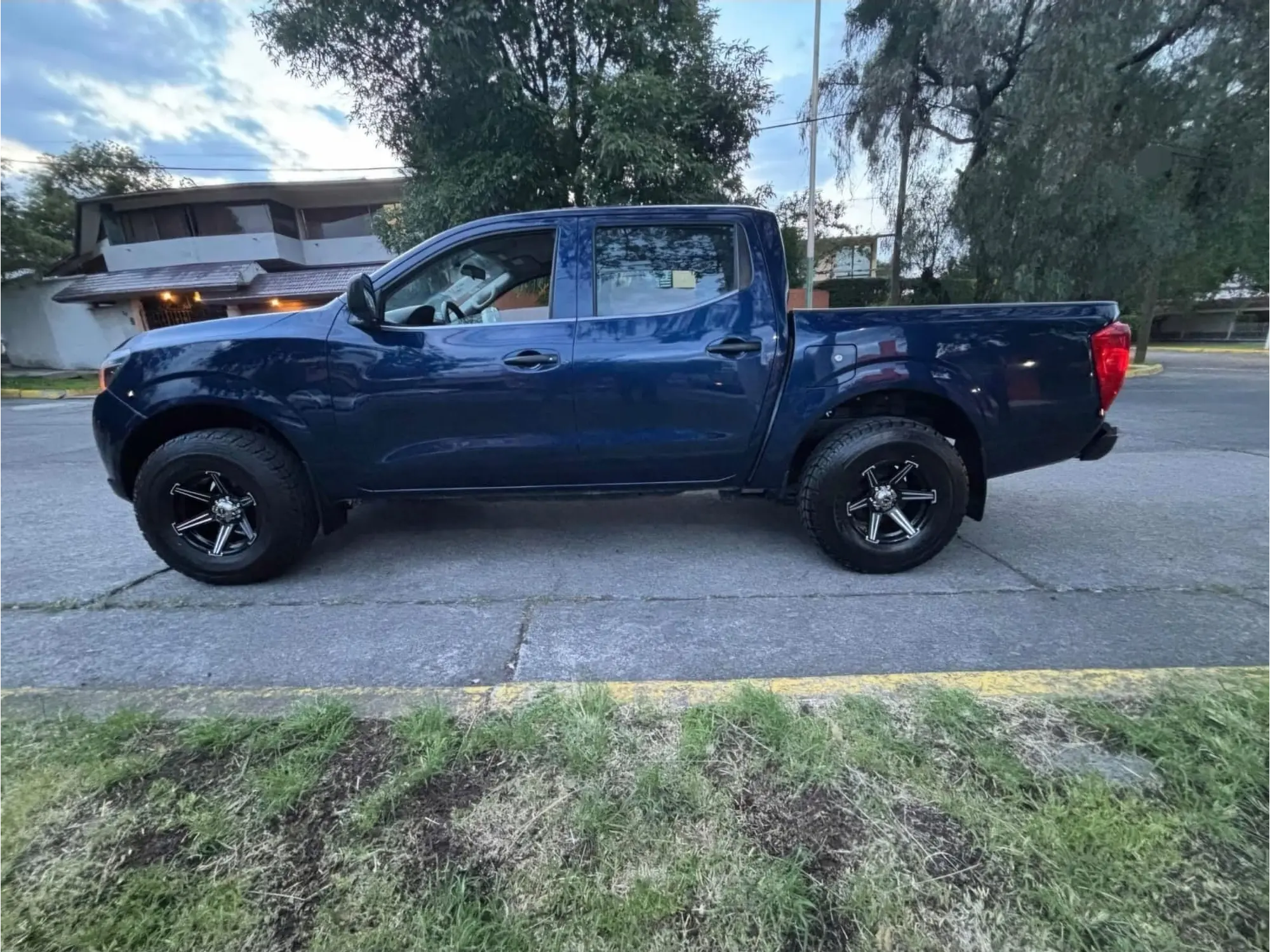 NISSAN NP300 2.5 DOBLE CABINA SE AA PACK SEG MT 2018 7