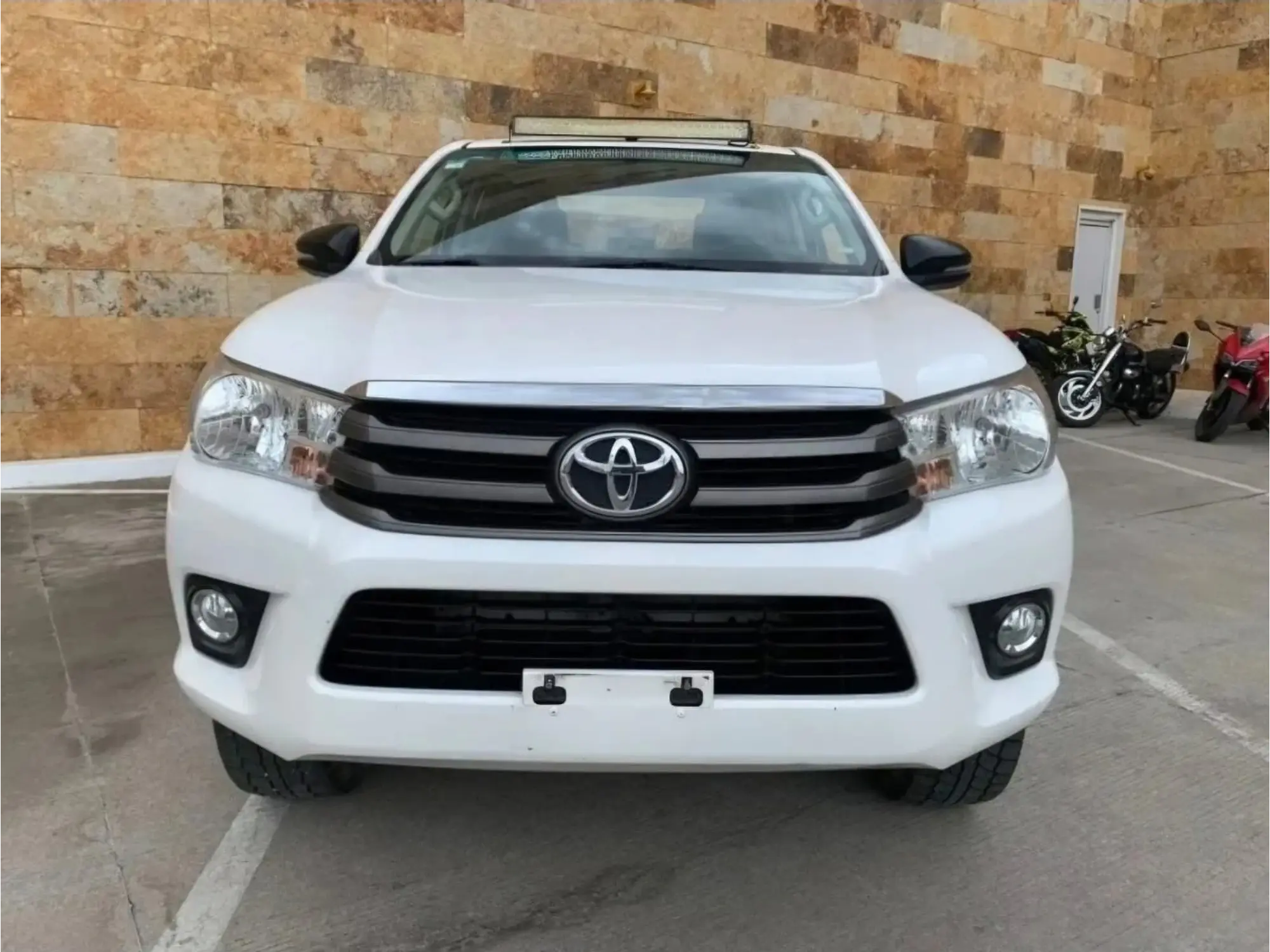 TOYOTA HILUX 2.7 CABINA DOBLE SR MT 2019 2