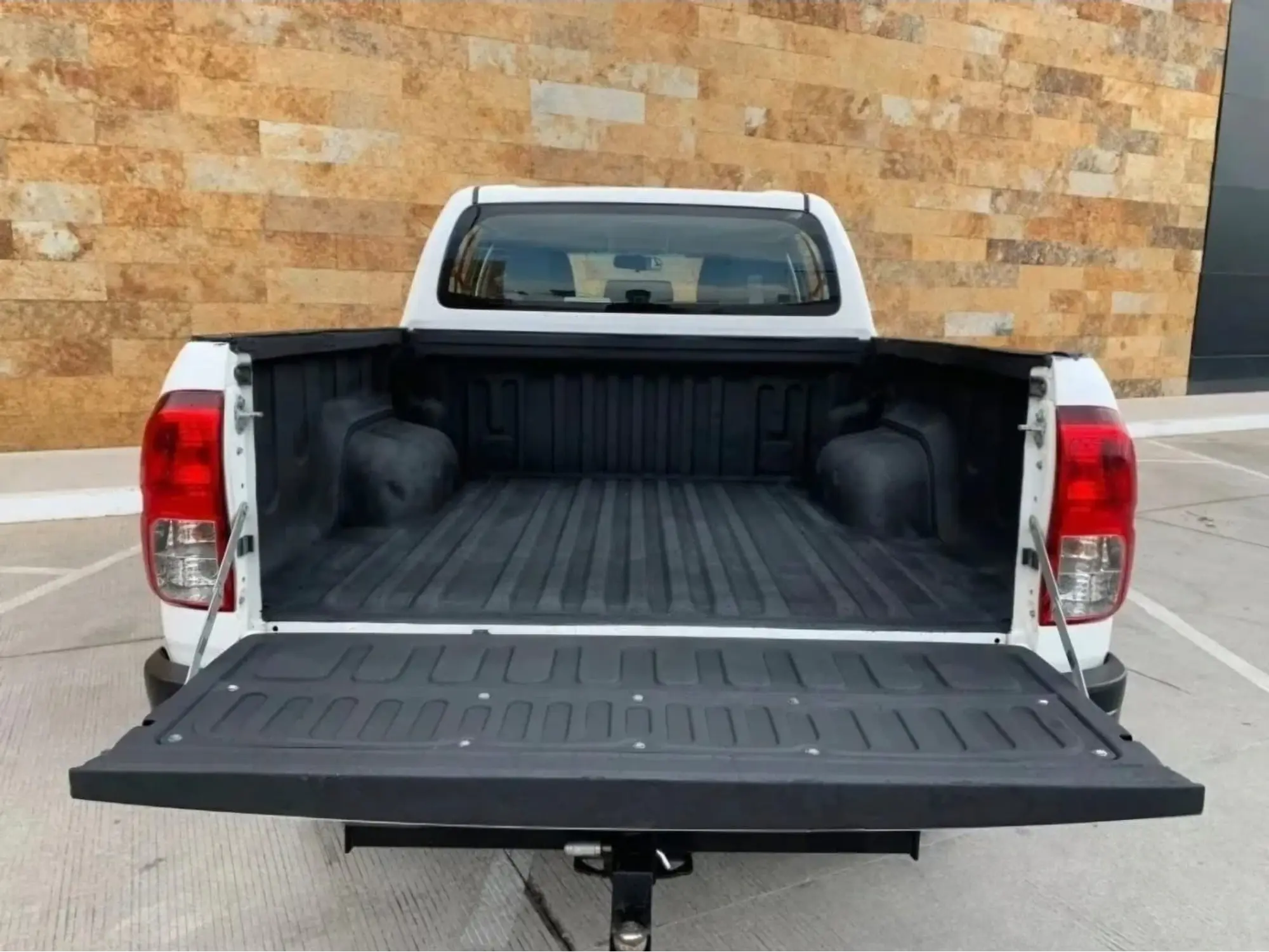 TOYOTA HILUX 2.7 CABINA DOBLE SR MT 2019 6