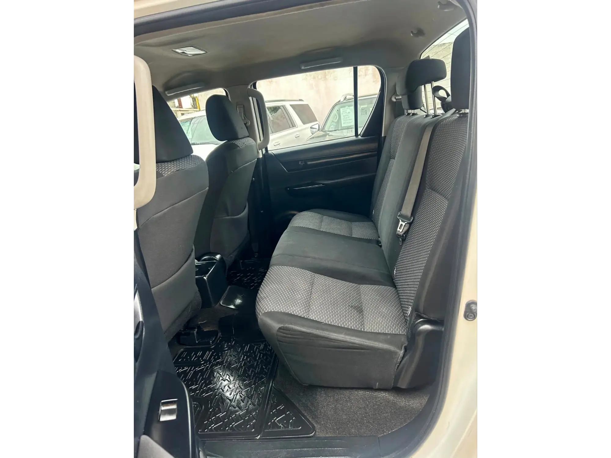 TOYOTA HILUX 2.7 CABINA DOBLE SR MT 2019 10