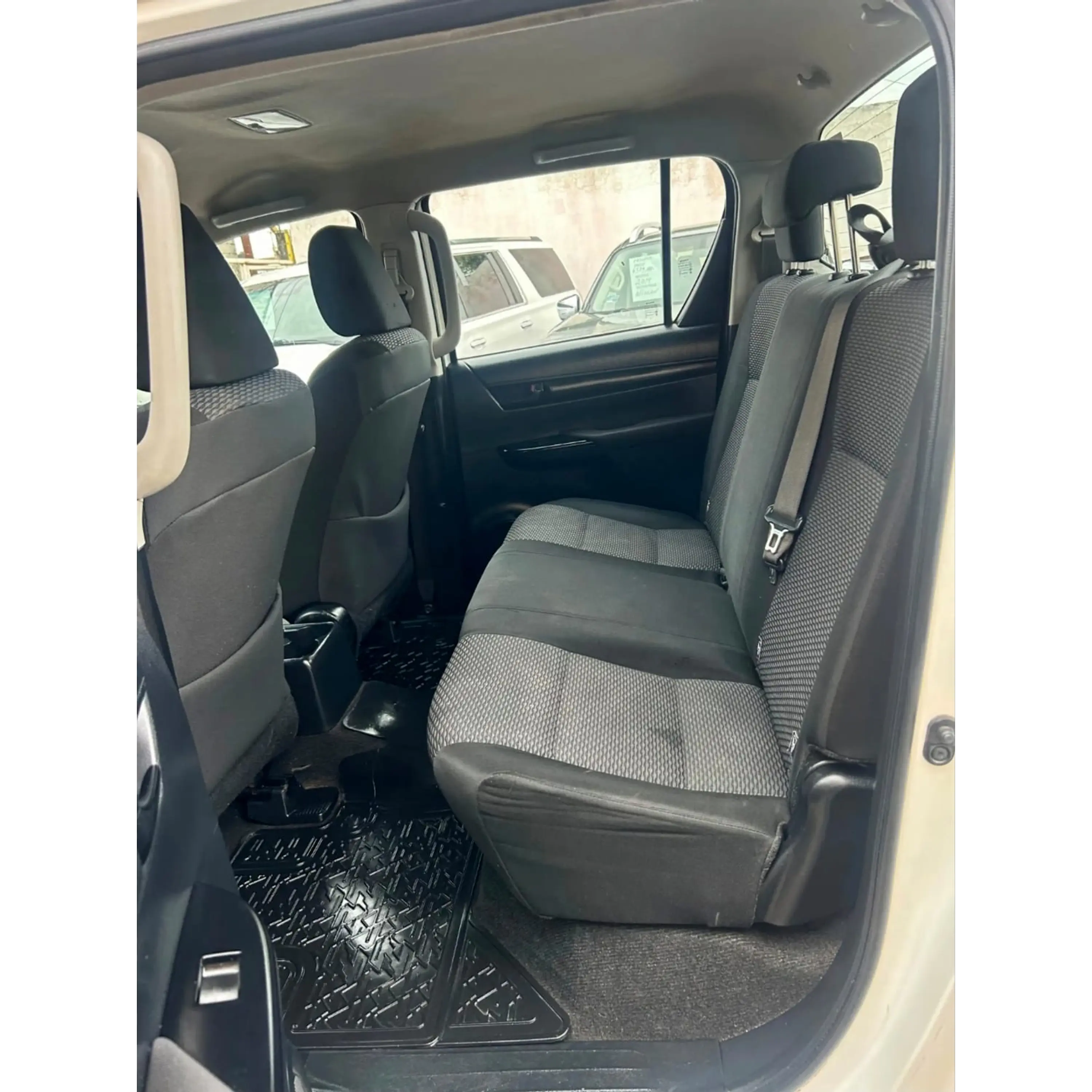 TOYOTA HILUX 2.7 CABINA DOBLE SR MT 2019 10