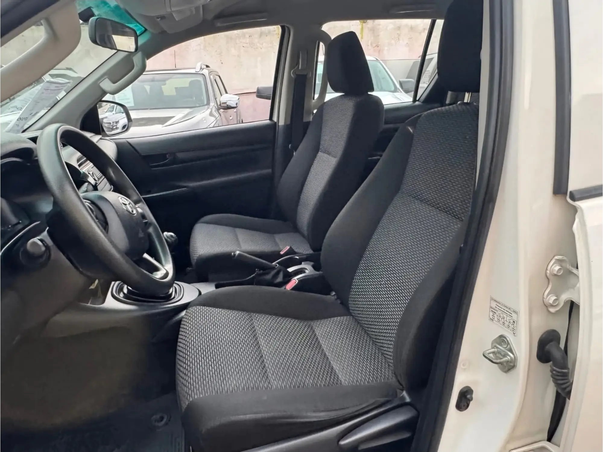 TOYOTA HILUX 2.7 CABINA DOBLE SR MT 2019 9