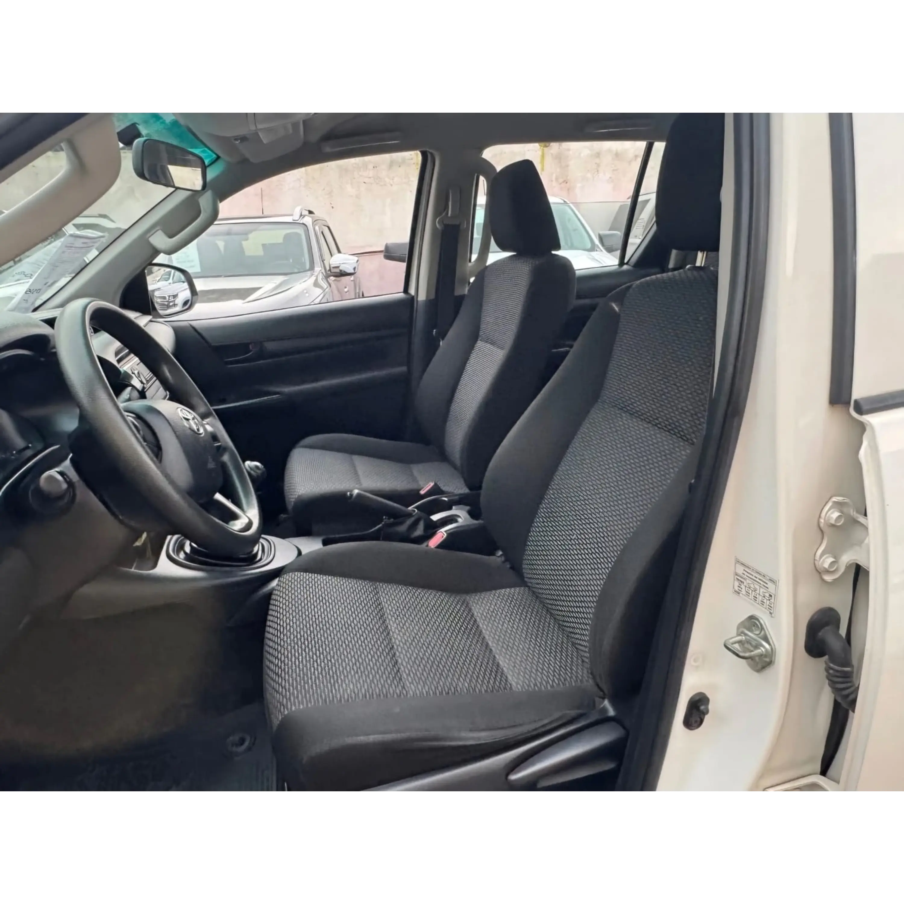 TOYOTA HILUX 2.7 CABINA DOBLE SR MT 2019 9