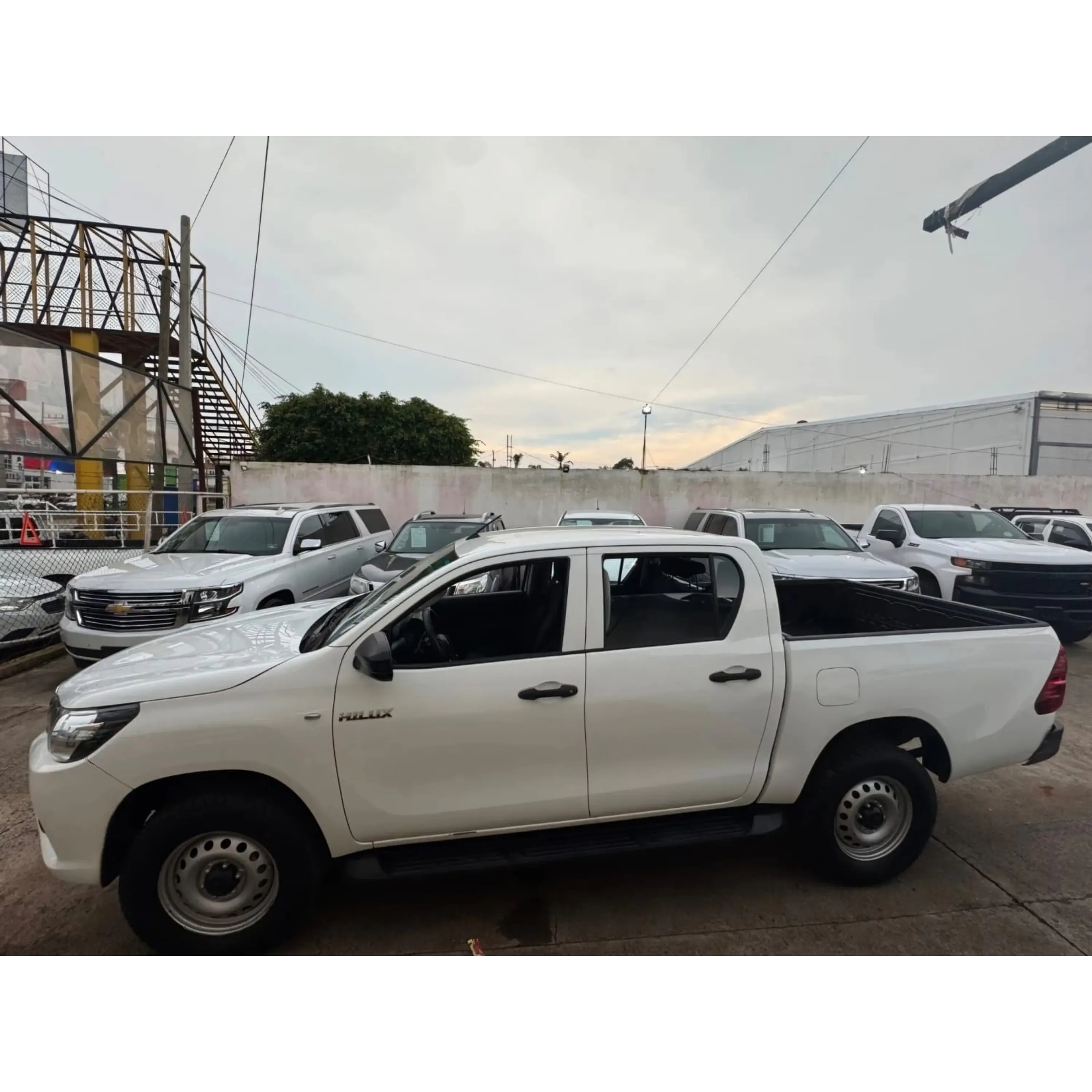TOYOTA HILUX 2.7 CABINA DOBLE SR MT 2019 4