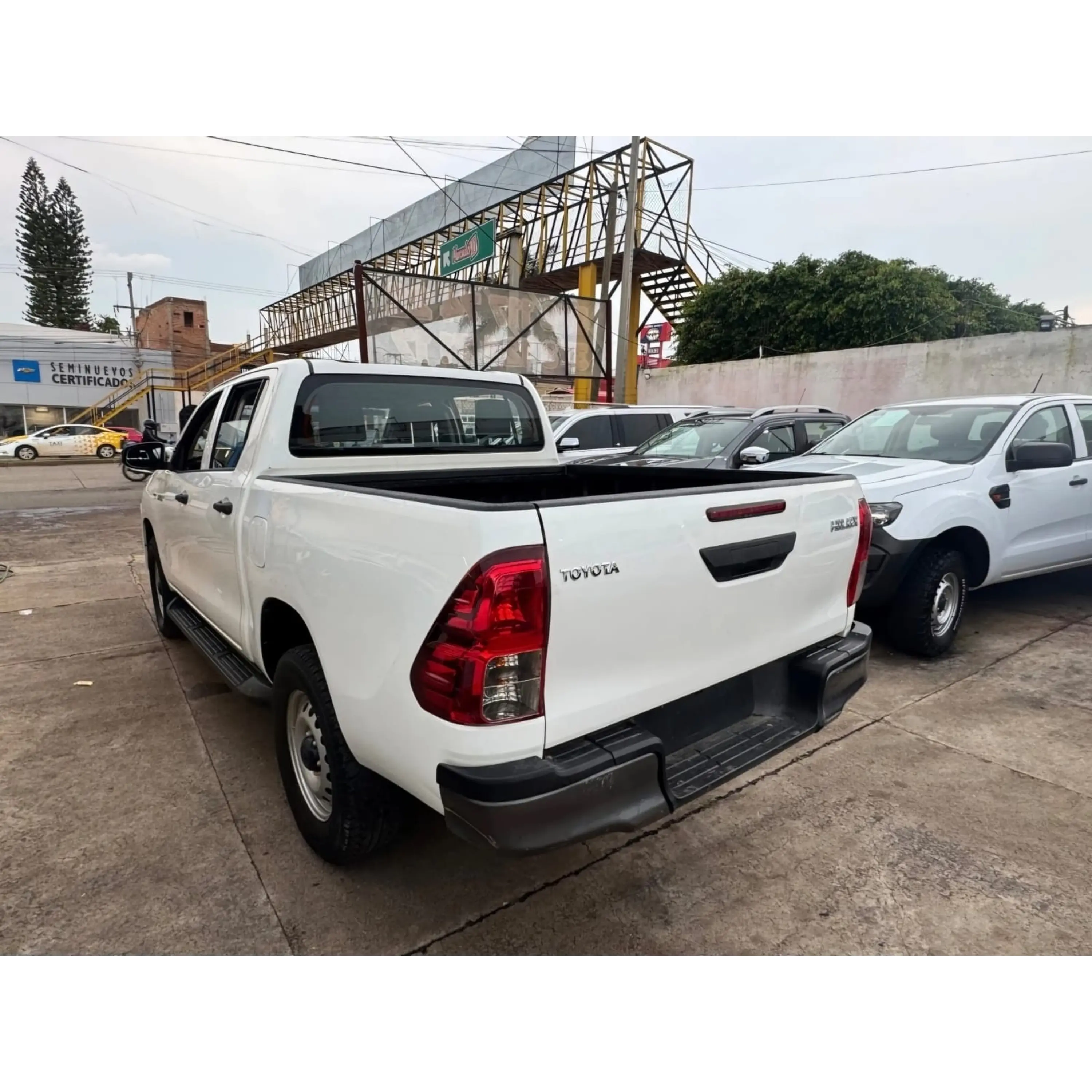 TOYOTA HILUX 2.7 CABINA DOBLE SR MT 2019 5