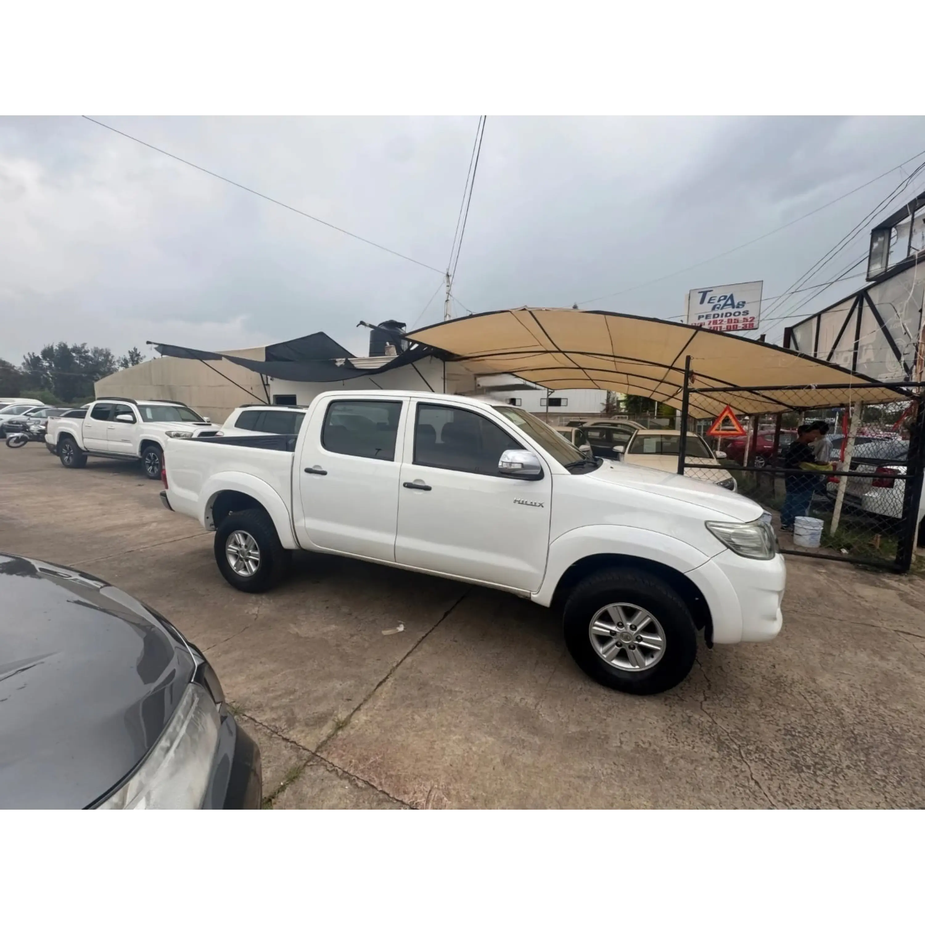 TOYOTA HILUX 2.7 CABINA DOBLE SR MT 2013 2