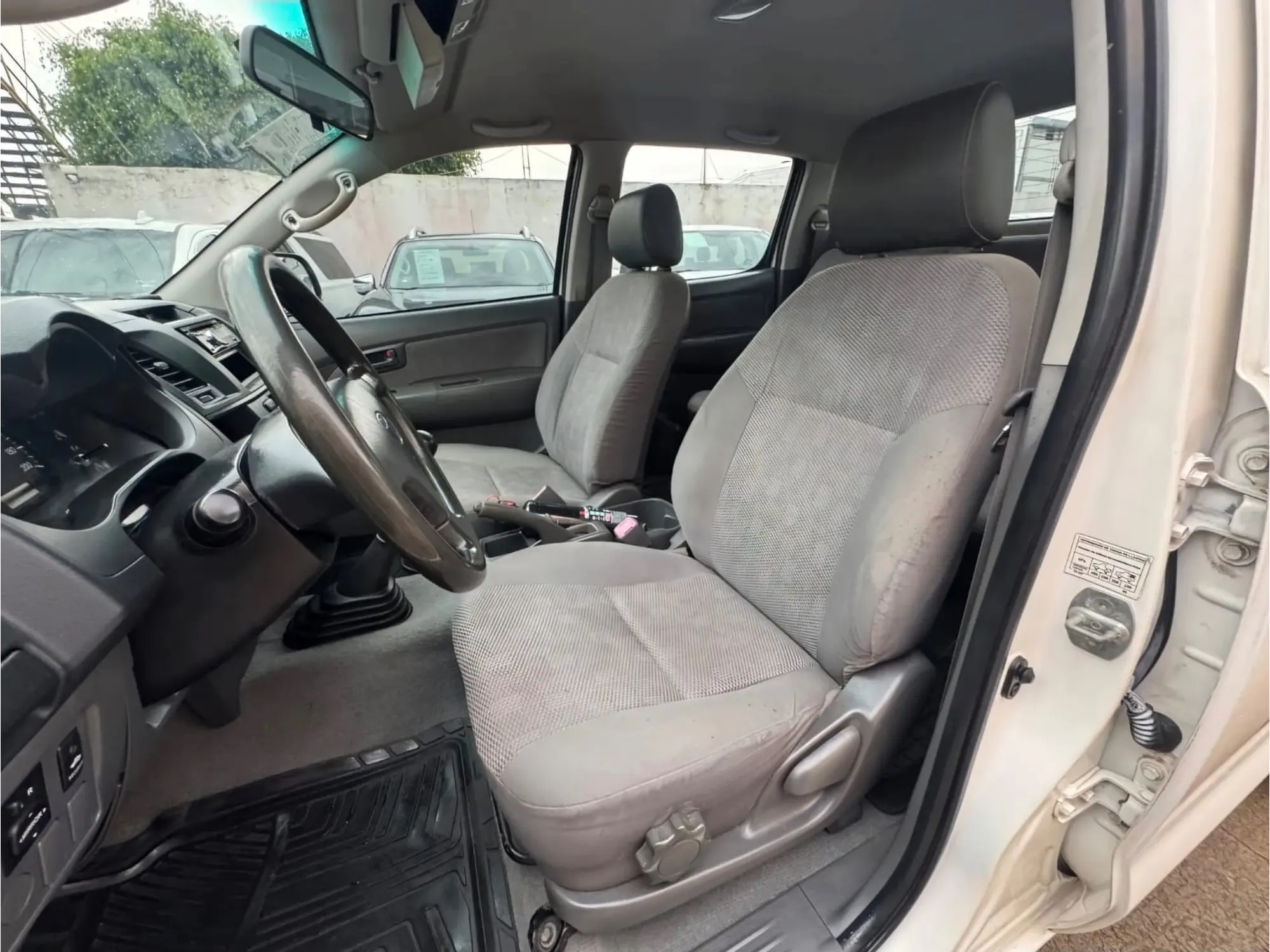 TOYOTA HILUX 2.7 CABINA DOBLE SR MT 2013 7