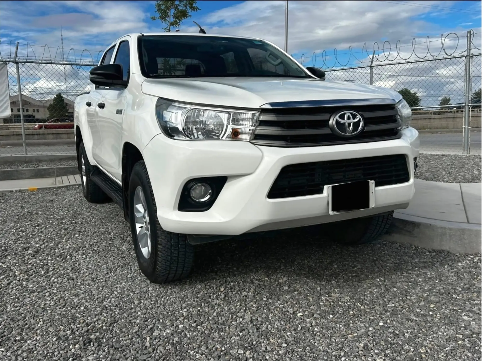 TOYOTA HILUX 2.7 CABINA DOBLE BASE MT 2020 1