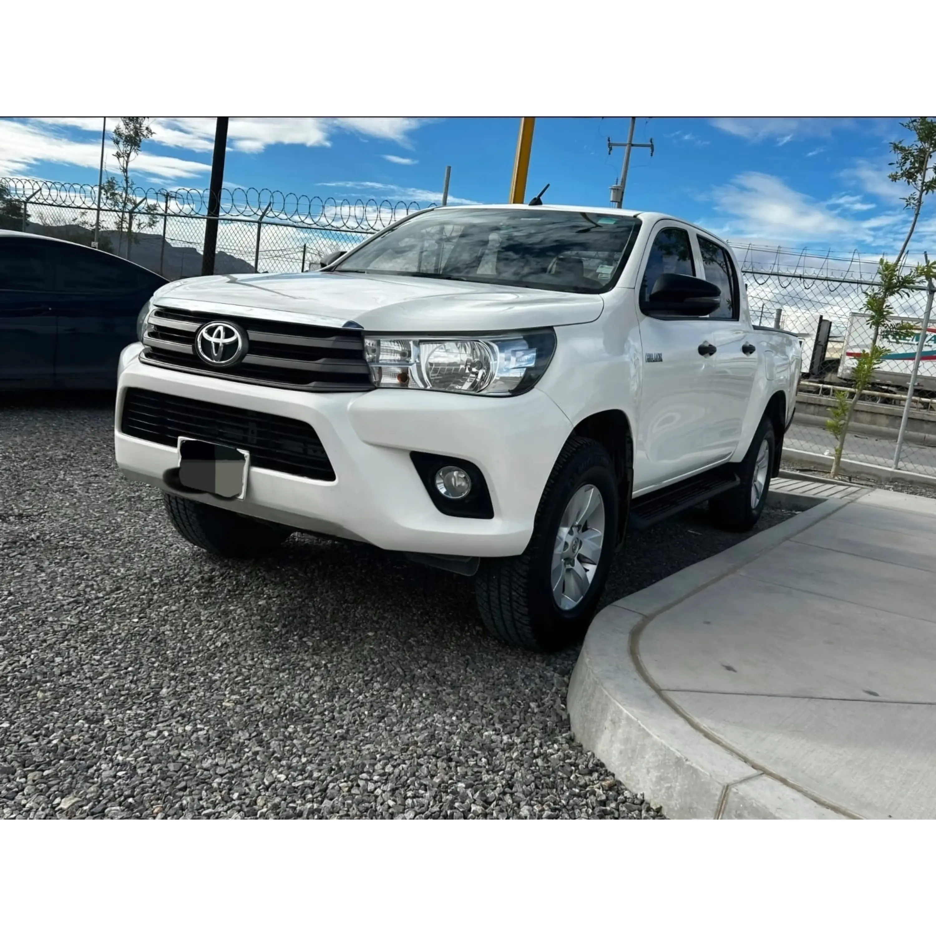 TOYOTA HILUX 2.7 CABINA DOBLE BASE MT 2020 2