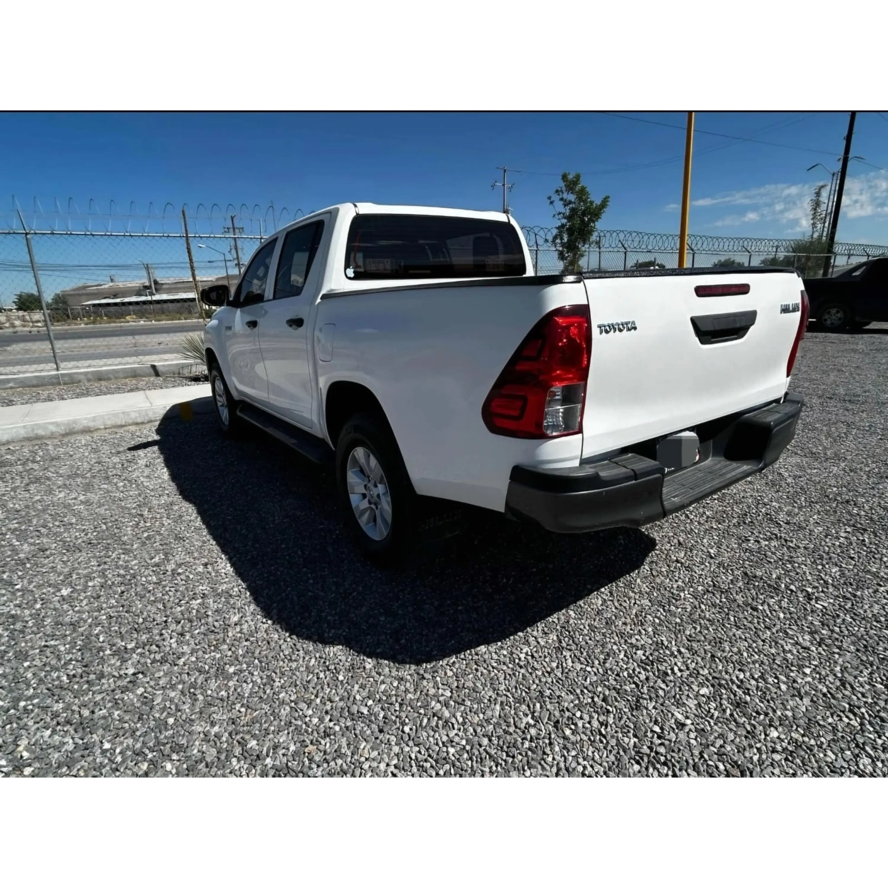 TOYOTA HILUX 2.7 CABINA DOBLE BASE MT 2020 3