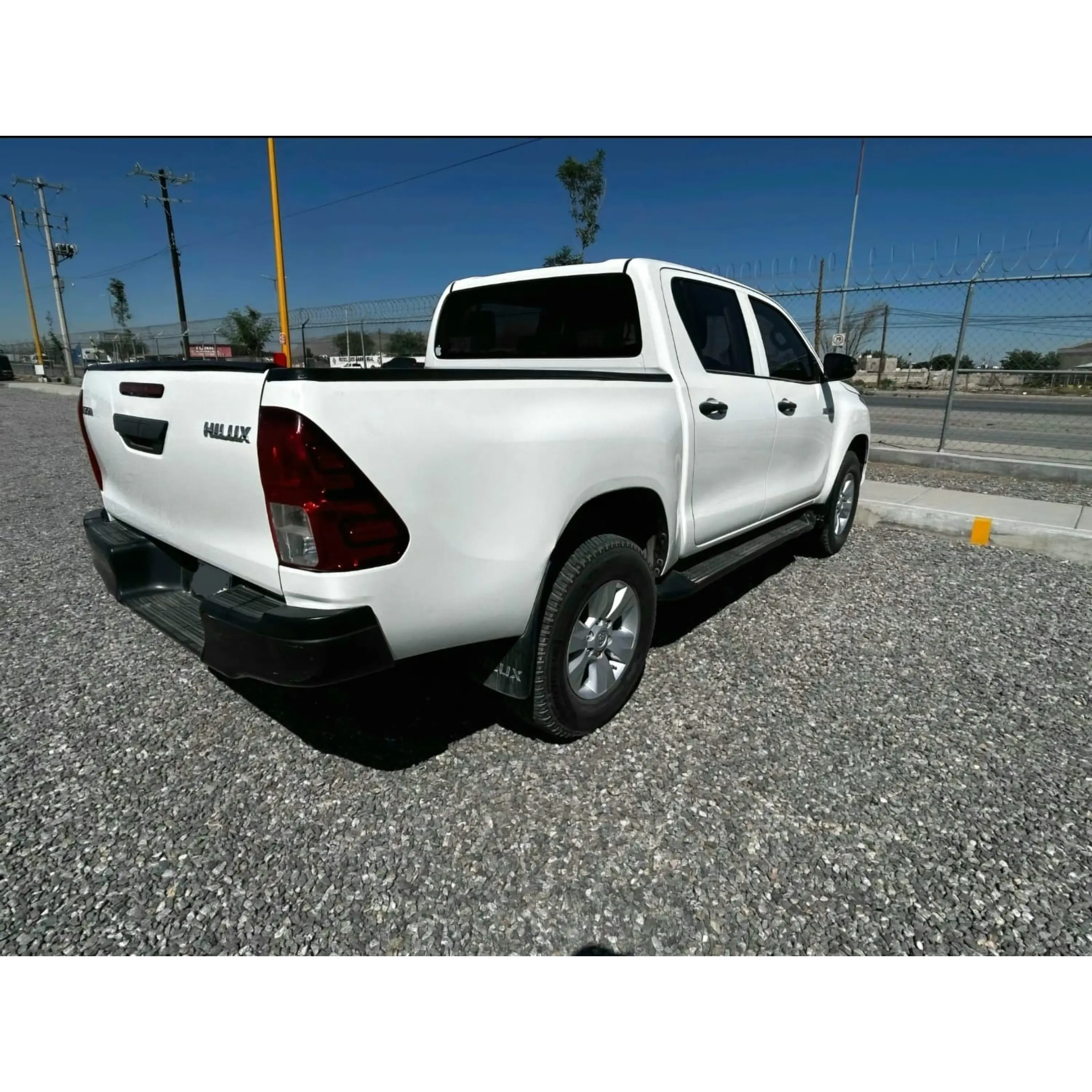 TOYOTA HILUX 2.7 CABINA DOBLE BASE MT 2020 6