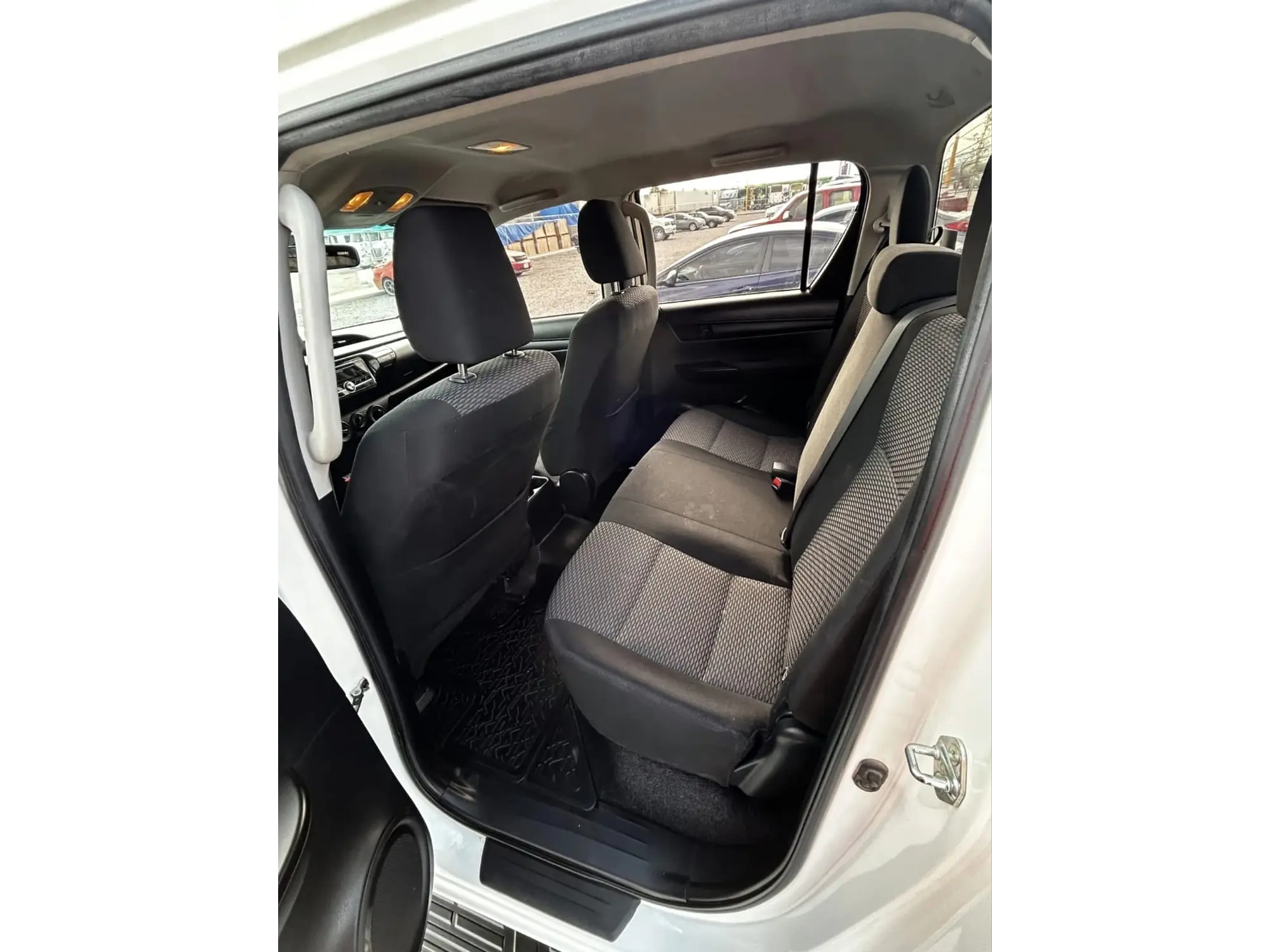 TOYOTA HILUX 2.7 CABINA DOBLE BASE MT 2020 9