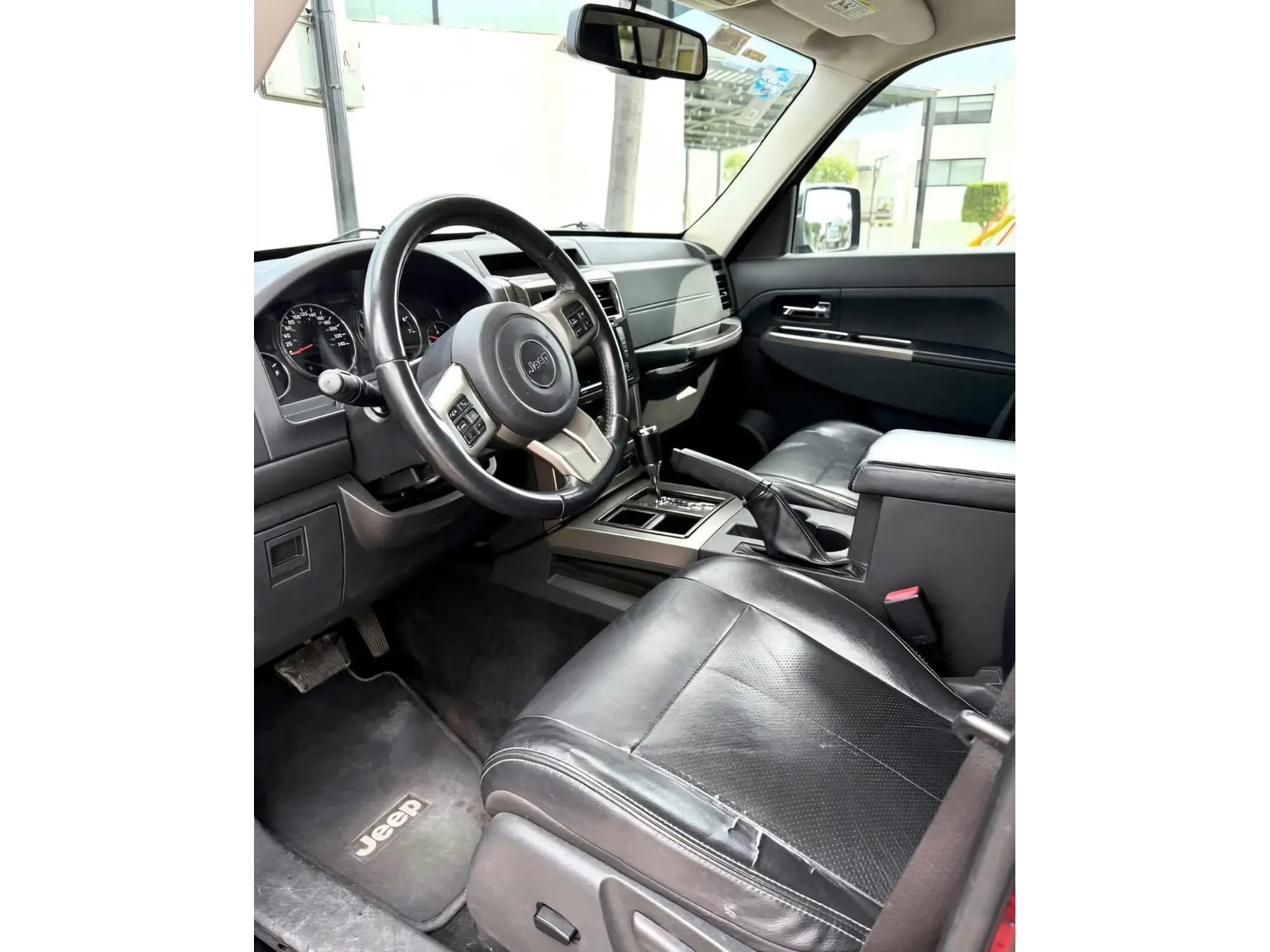 JEEP LIBERTY 3.7 SPORT AT 2012 7