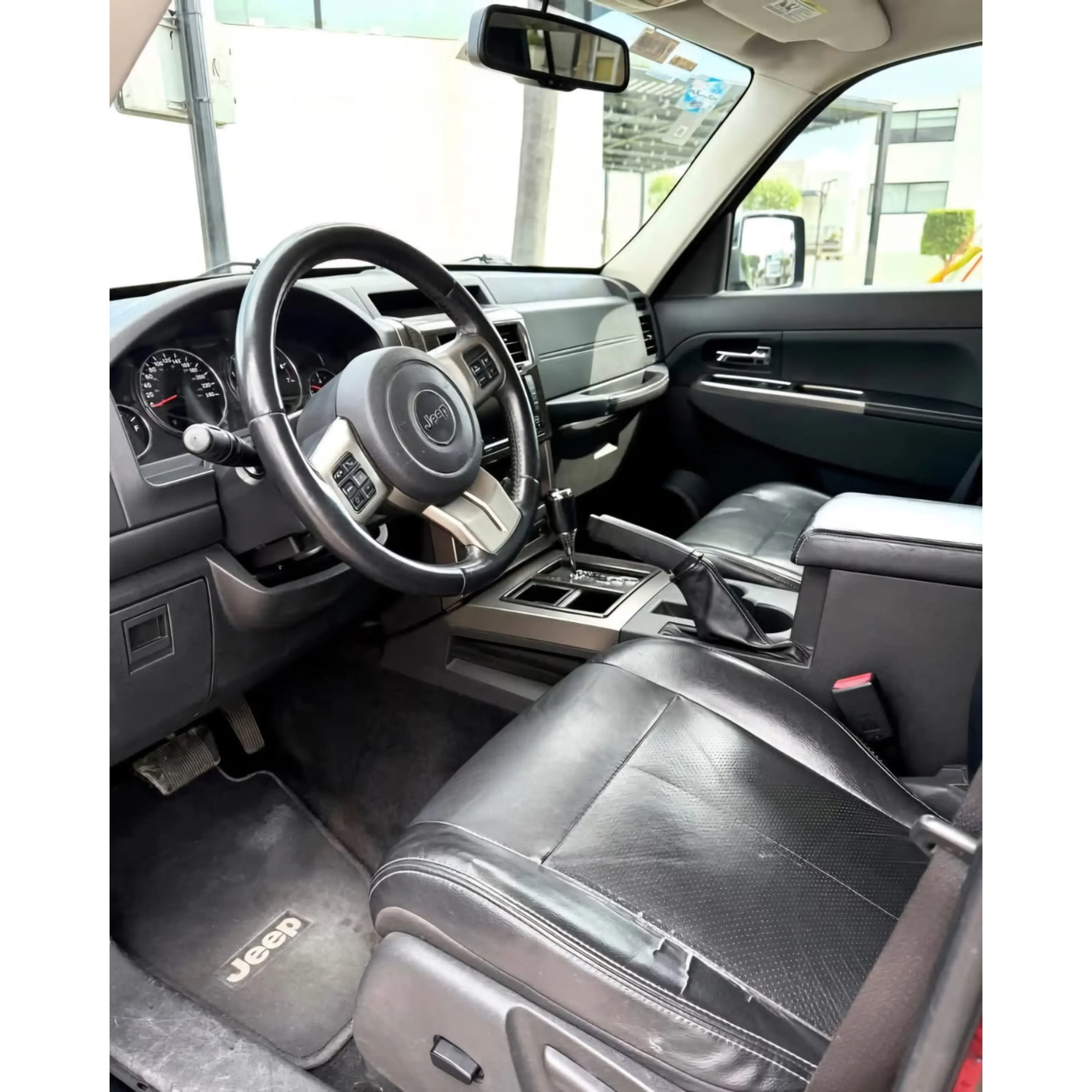 JEEP LIBERTY 3.7 SPORT AT 2012 7