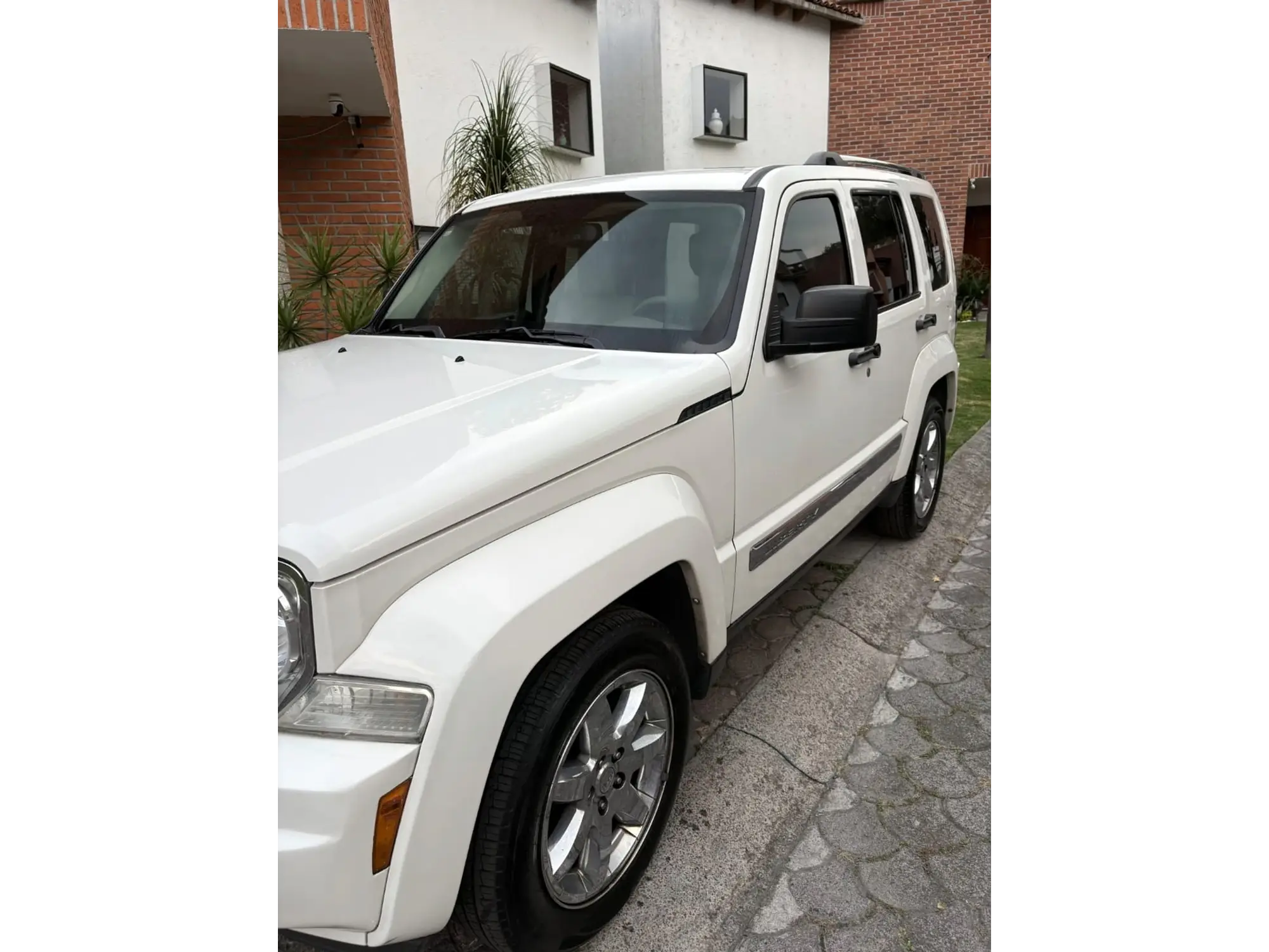 JEEP LIBERTY 3.7 LIMITED BASE 4X2 MT 2009 2