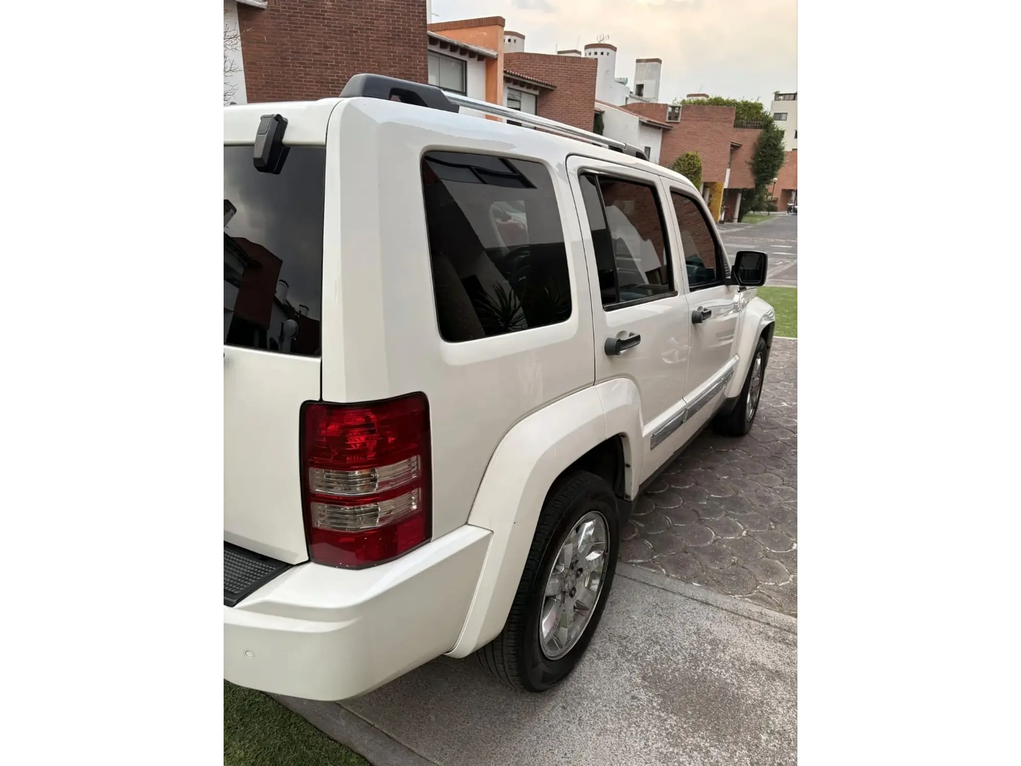 JEEP LIBERTY 3.7 LIMITED BASE 4X2 MT 2009 5