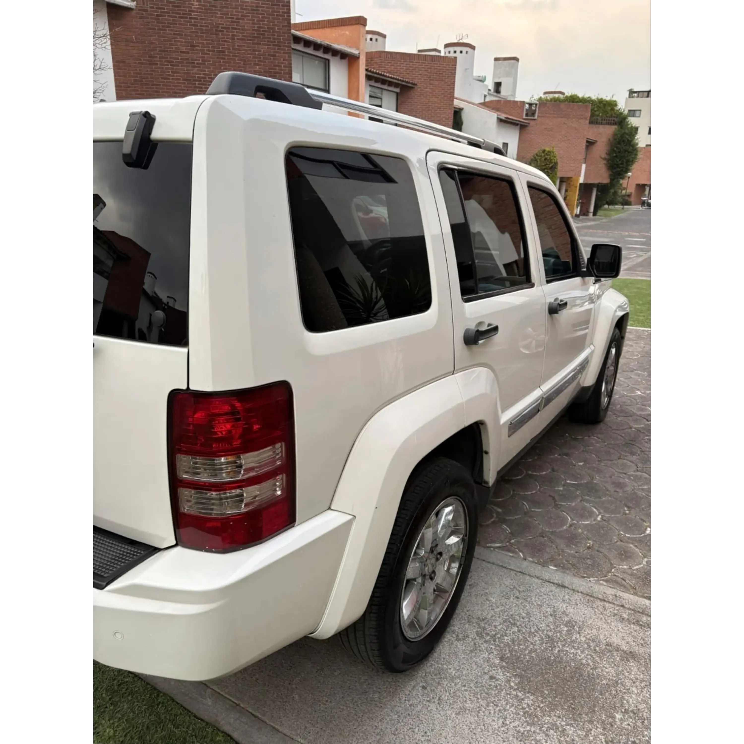 JEEP LIBERTY 3.7 LIMITED BASE 4X2 MT 2009 5