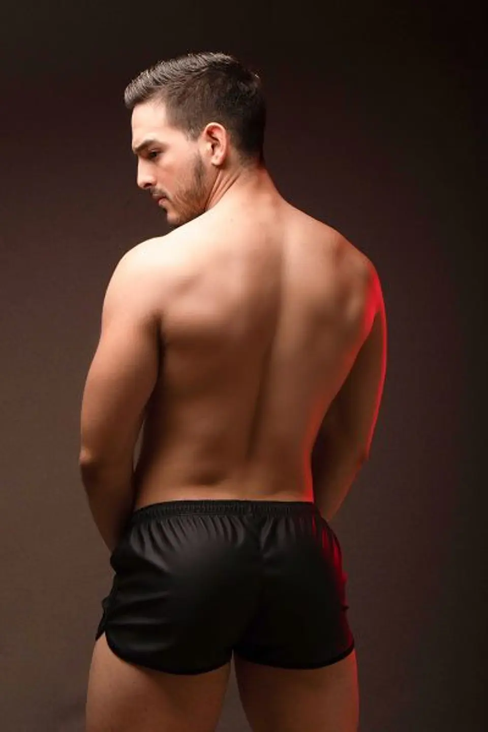KINKY DUDE SHORT EN CUERO SINTETICO 2