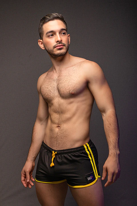 SHORT DEPORTIVO CORTO URBAN NEGRO CON AMARILLO