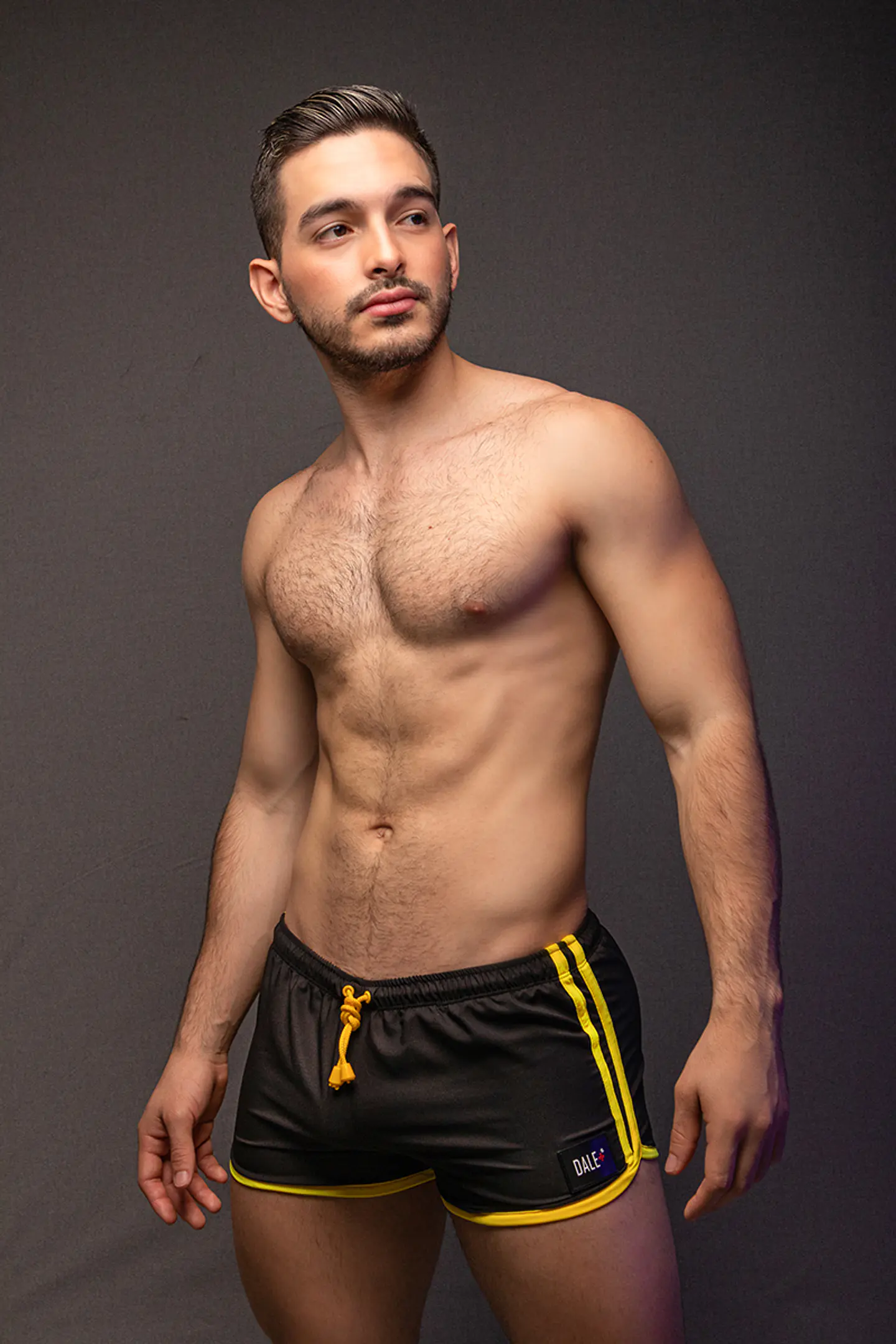 SHORT DEPORTIVO CORTO URBAN NEGRO CON AMARILLO 1