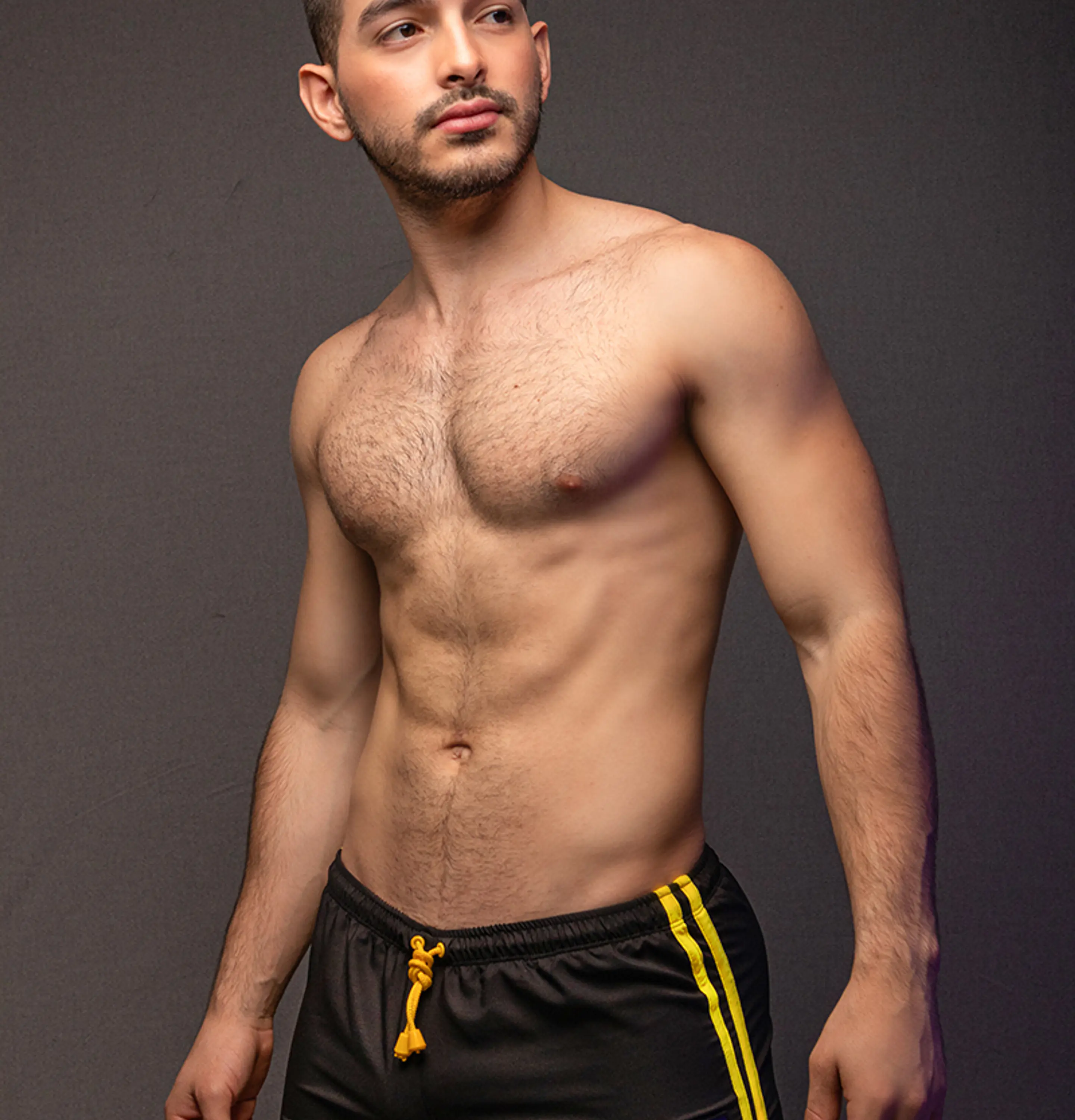 SHORT DEPORTIVO CORTO URBAN NEGRO CON AMARILLO 1