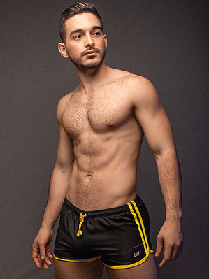 SHORT DEPORTIVO CORTO URBAN NEGRO CON AMARILLO