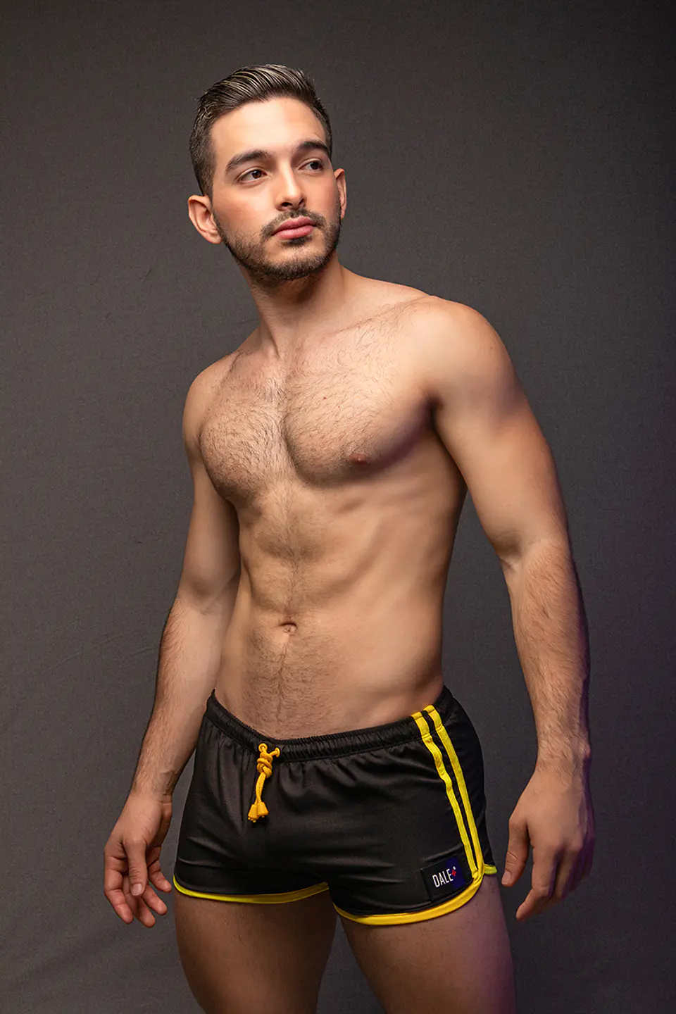 SHORT DEPORTIVO CORTO URBAN NEGRO CON AMARILLO 1