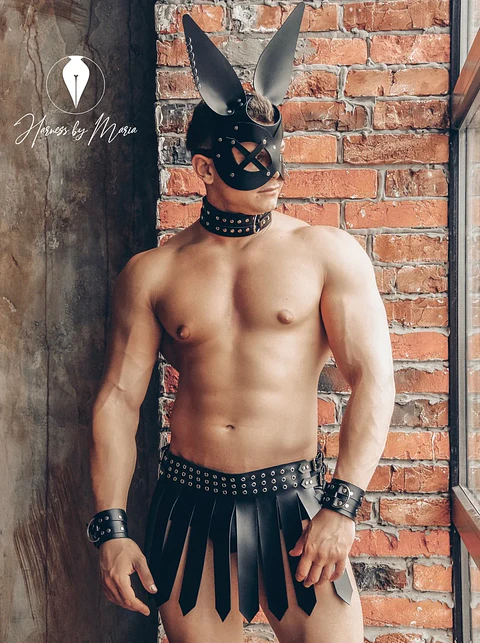 FALDA EN CUERO SINTETICO PARA HOMBRE