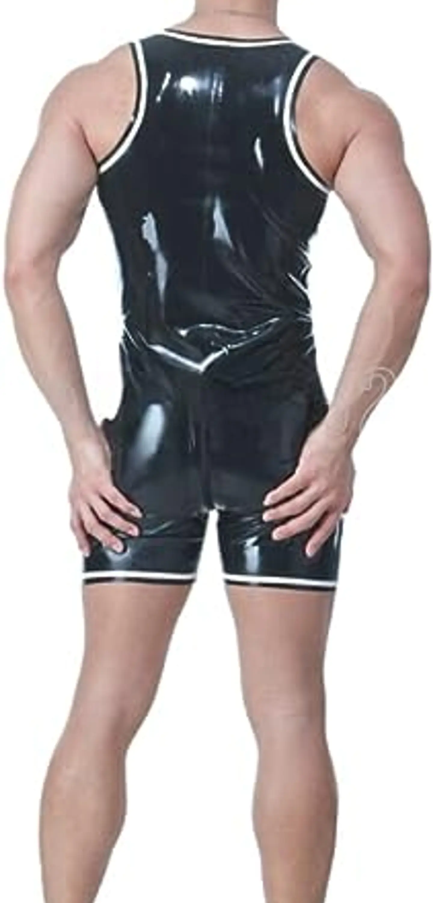 ENTERIZO  OVEROL CORTO EN CHAROL LATEX  2