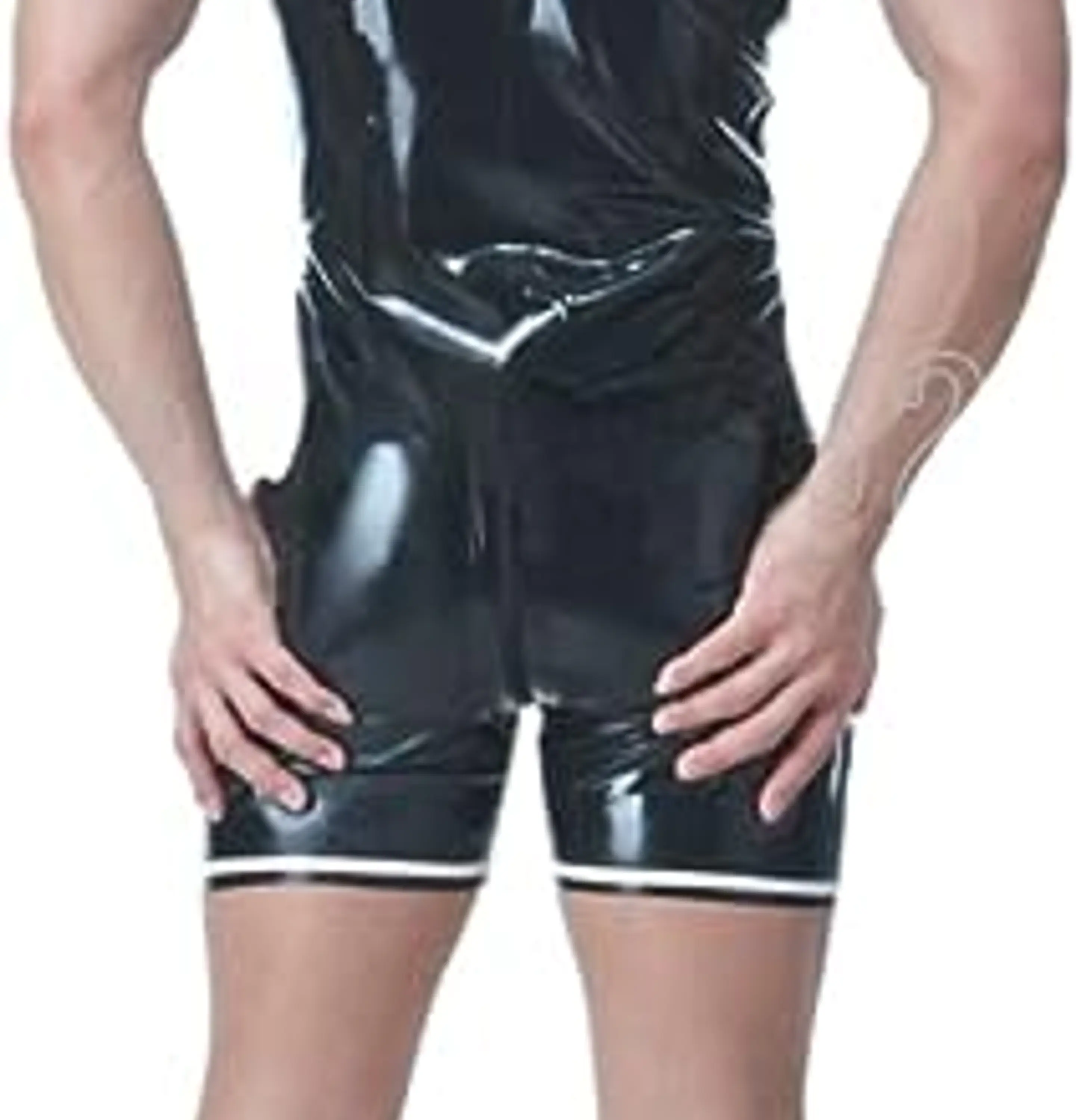 ENTERIZO  OVEROL CORTO EN CHAROL LATEX  2