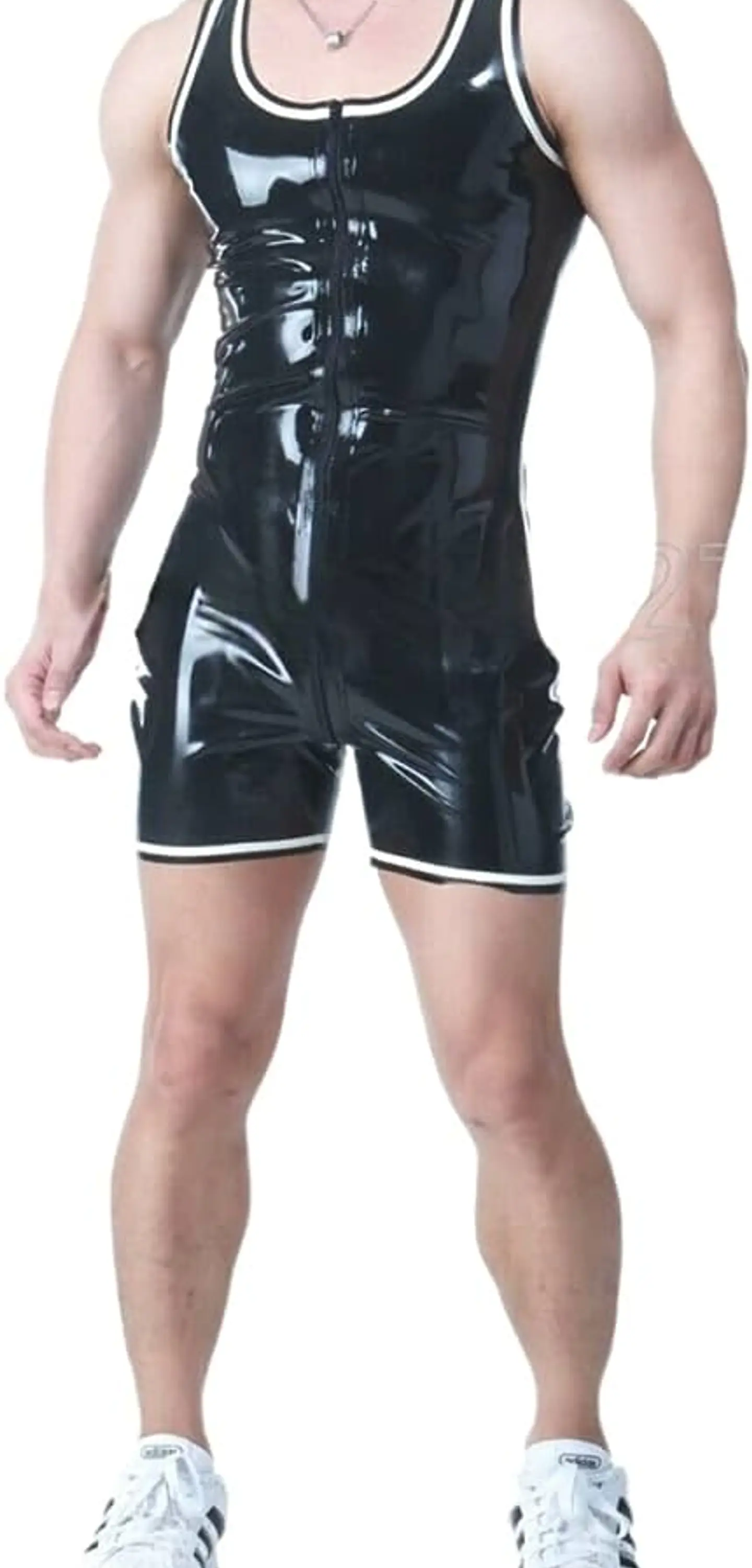 ENTERIZO  OVEROL CORTO EN CHAROL LATEX  1